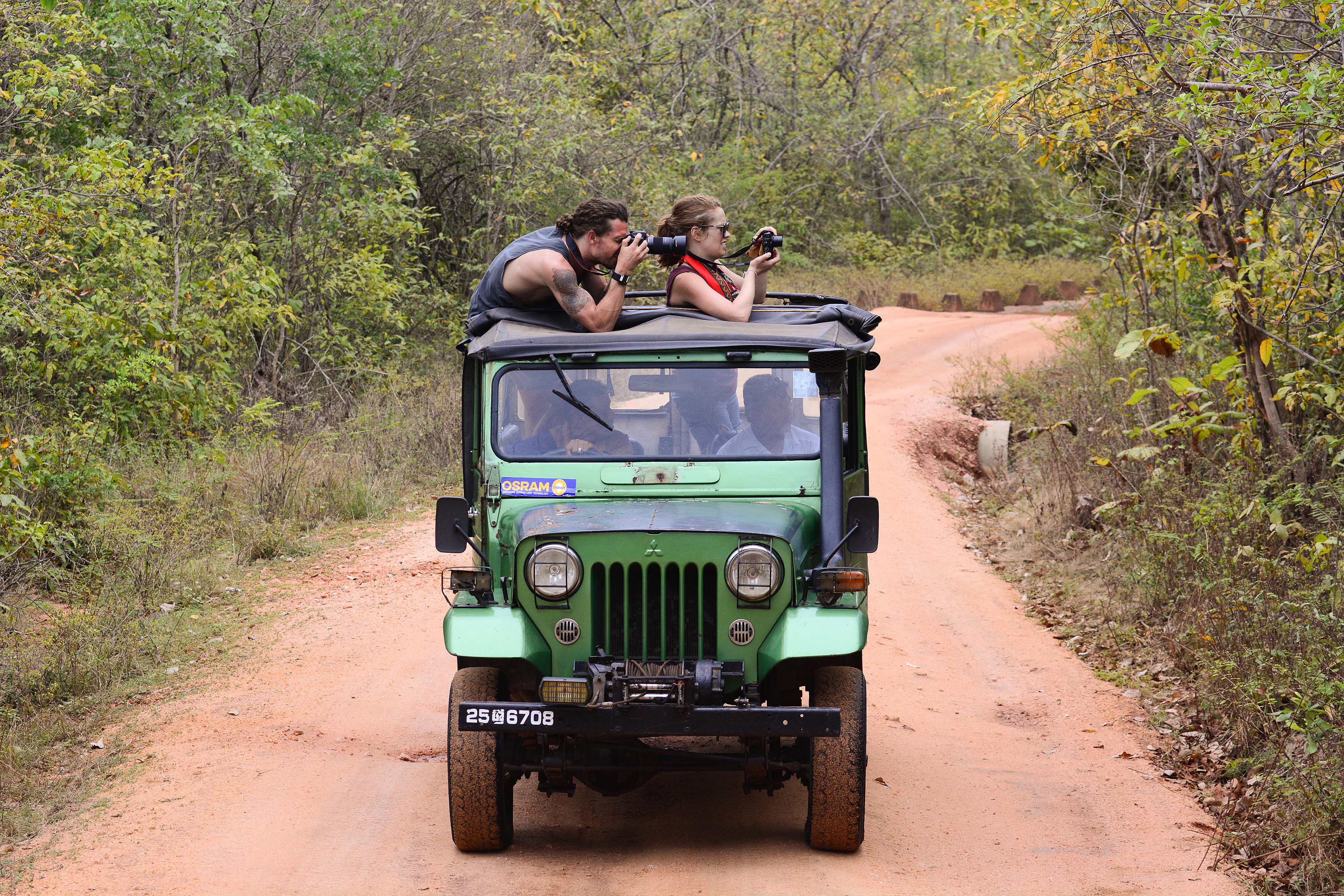 dag 3shutterstock_170093597 MINNERIYA, jeep in the Minneriya park that is famous for Elephant safari..jpg