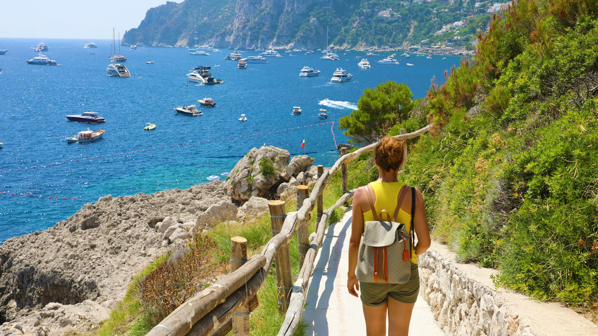 Capri byder på fine vandreture - her en kyststi nær Capri By