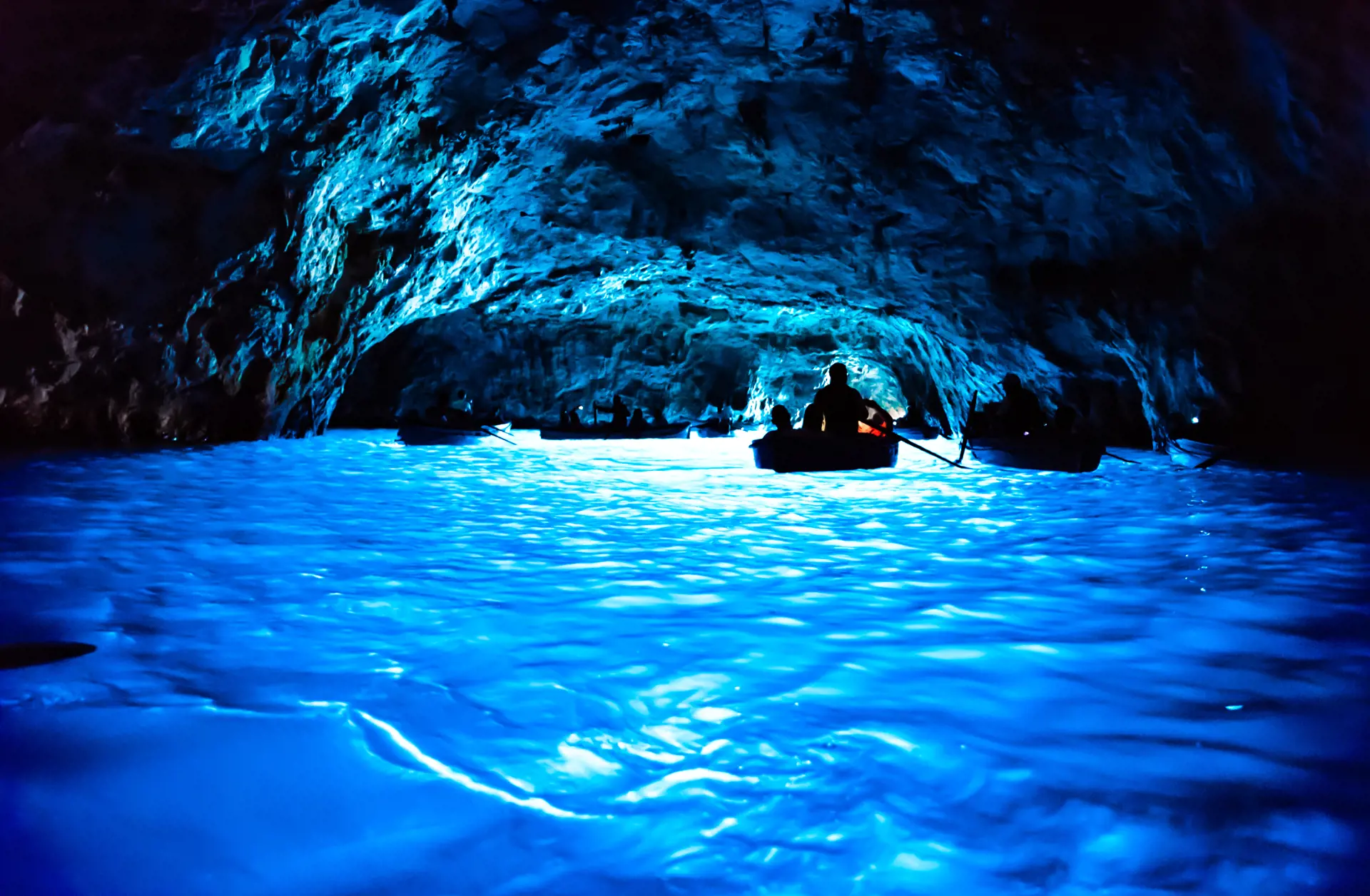 Vandet lyser op i Den Blå Grotte på Capri