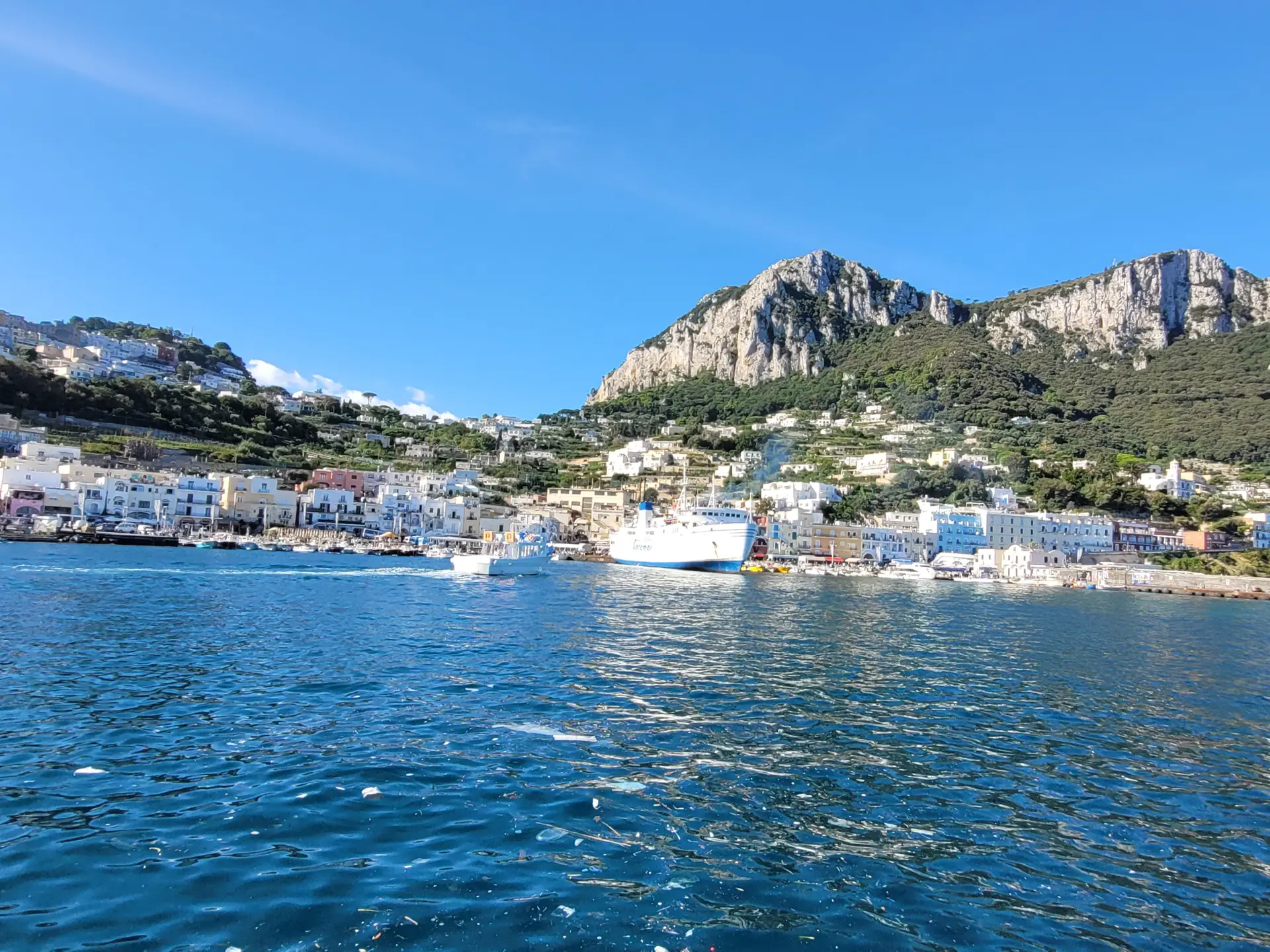 I sejler fra Amalfikysten til Capri