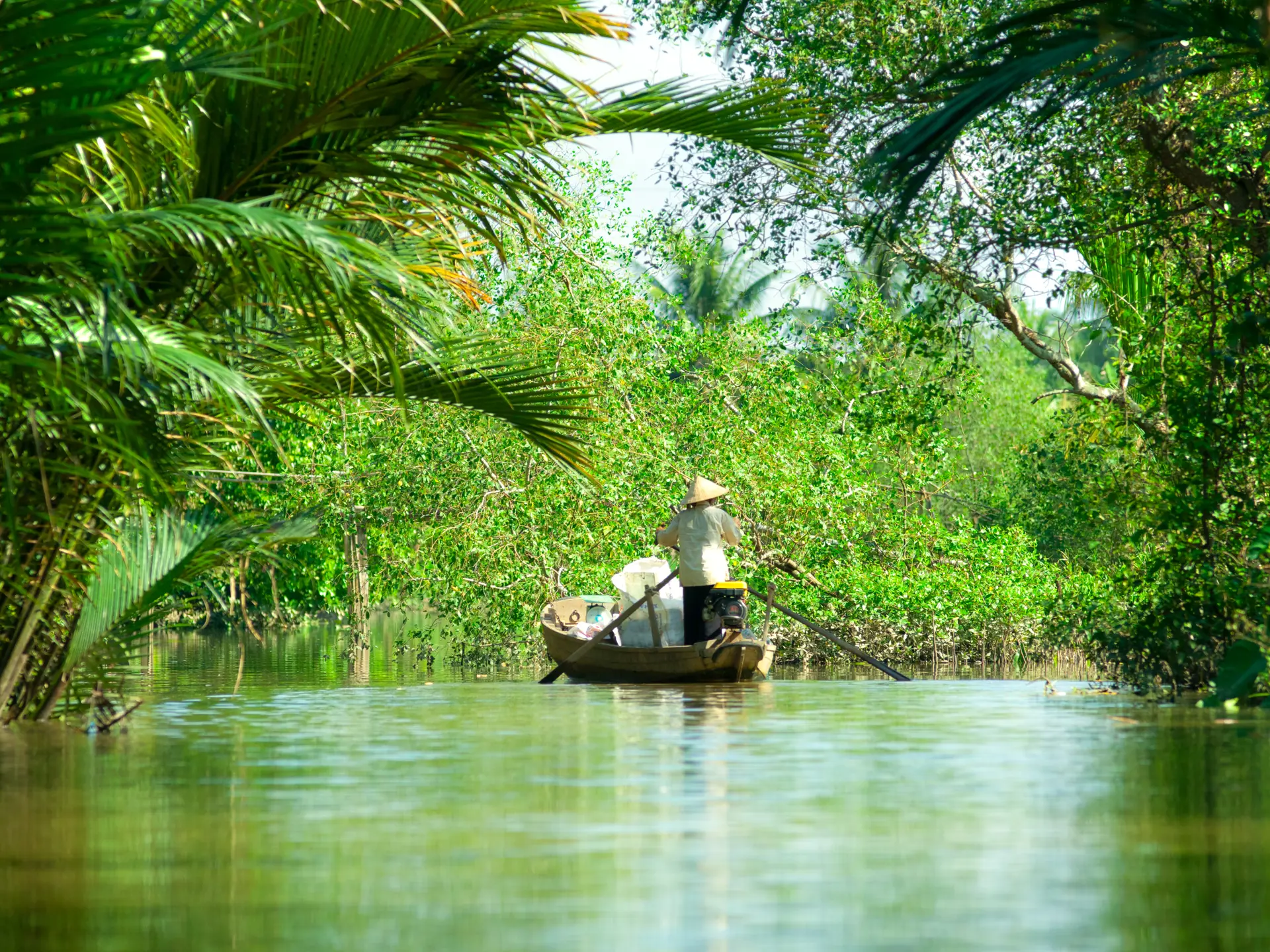 MEKONG-DELTAET - Fra den store flod udspringer et netværk af kanaler. Tusindvis af vandveje, der fører forbi frodige rismarker, frugtplantager og landsbyer. En sejltur giver et indblik i livet og daglidagen, Check Point Travel