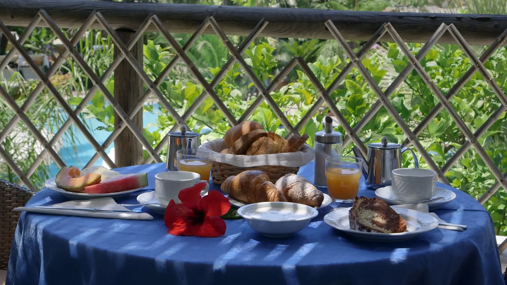 Morgenmad på den skyggefulde terrasse på Semiramis