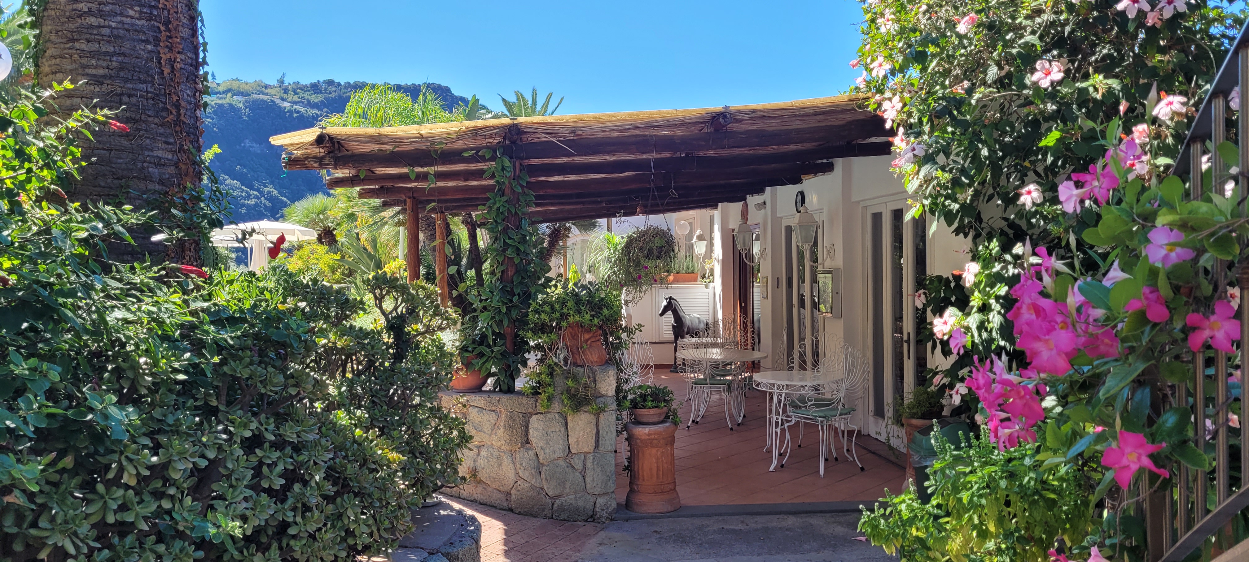 Semiramis bugner af eksotiske blomster og træer