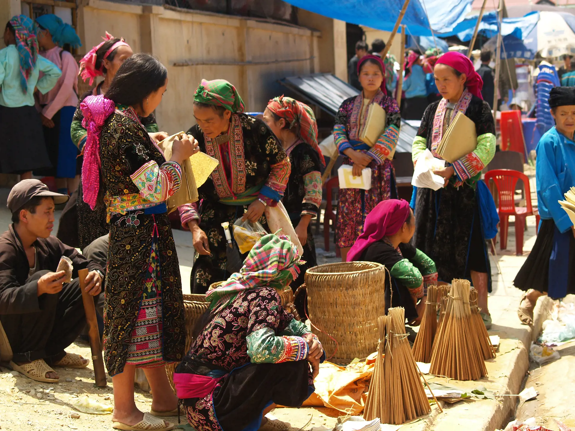MEO VAC - Den lille by i Ha Giang-provisen afholder marked hver weekend. Så strømmer folk til fra nær og fjern klædt i stammens traditionelle klædedragter. Her kommer der stort set ingen turister, Check Point Travel