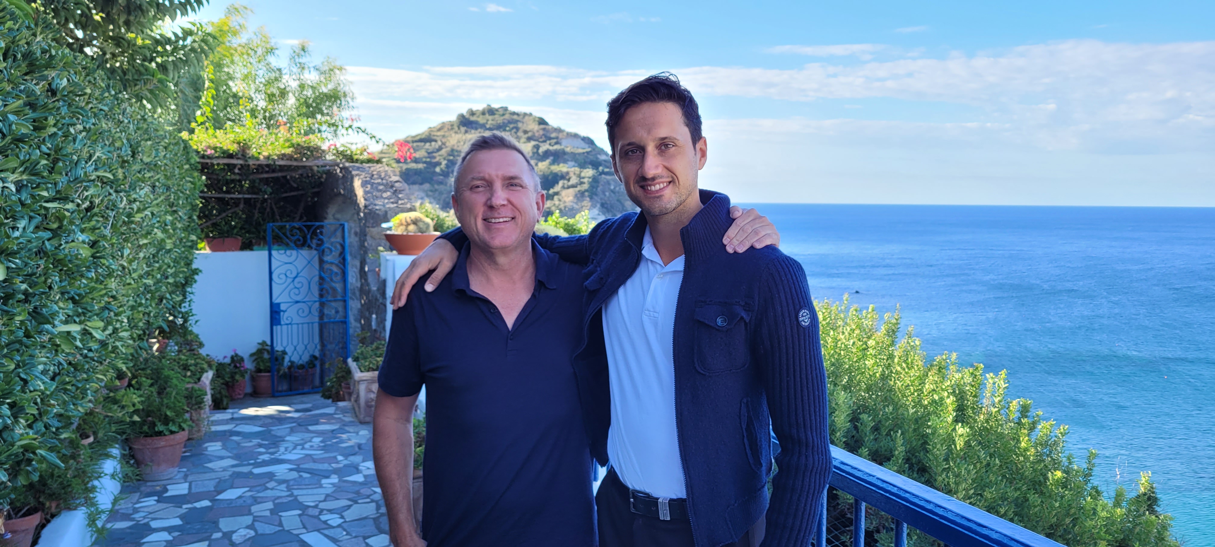 Gennaro er tredje generation på Hotel Villa Maria. Her er han i selskab med Henrik fra CPT