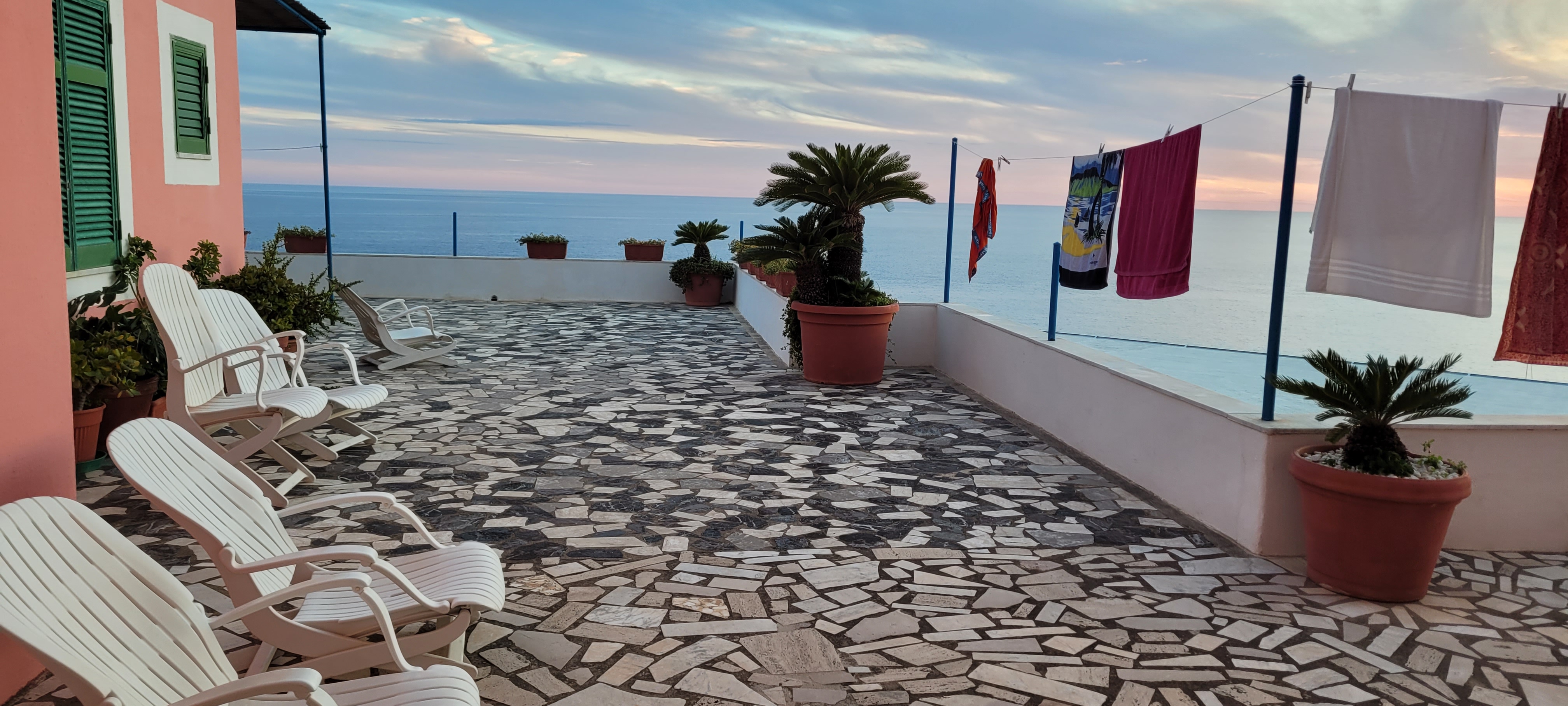 Badetøjet er hængt til tørre på Hotel Villa Maria - Tænk at udsigten til en tørresnor kan se sådan ud