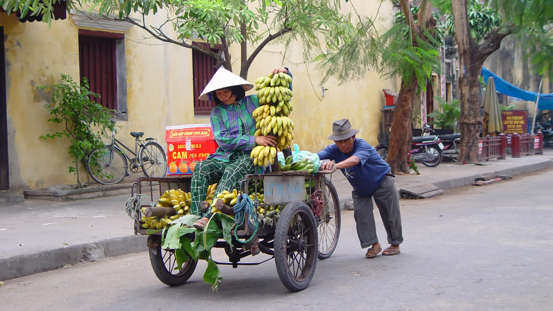 HANOI - Gadehandlere på vej på arbejde i den gamle bydel, Check Point Travel
