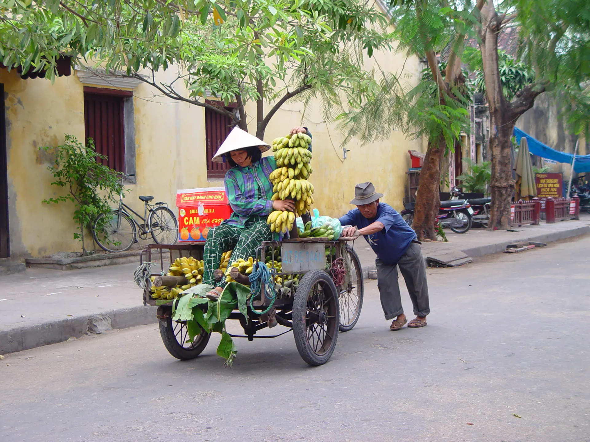 HANOI - Gadehandlere på vej på arbejde i den gamle bydel, Check Point Travel