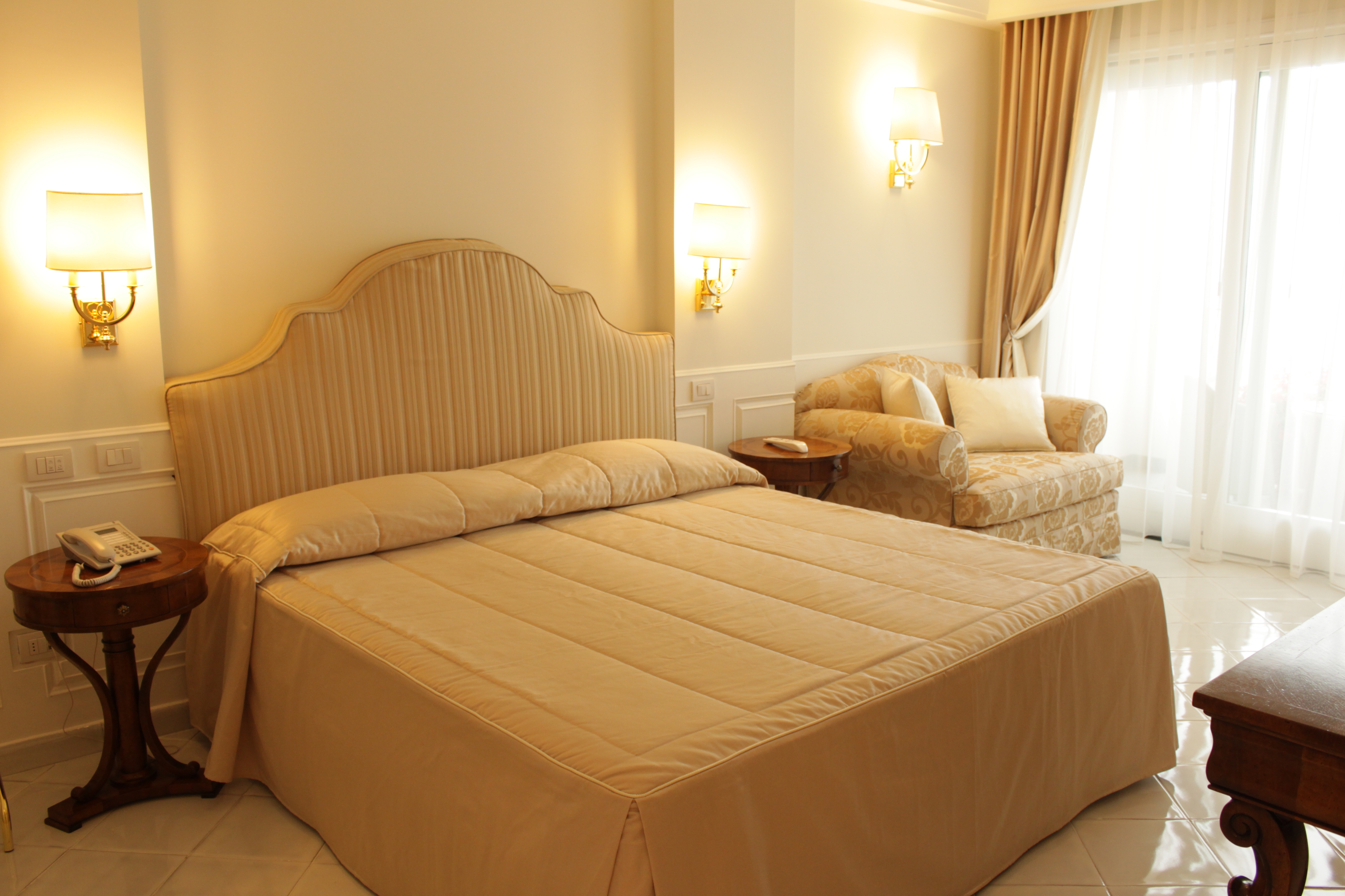 Værelserne er flotte og velindrettede på Hotel Villa Fraulo