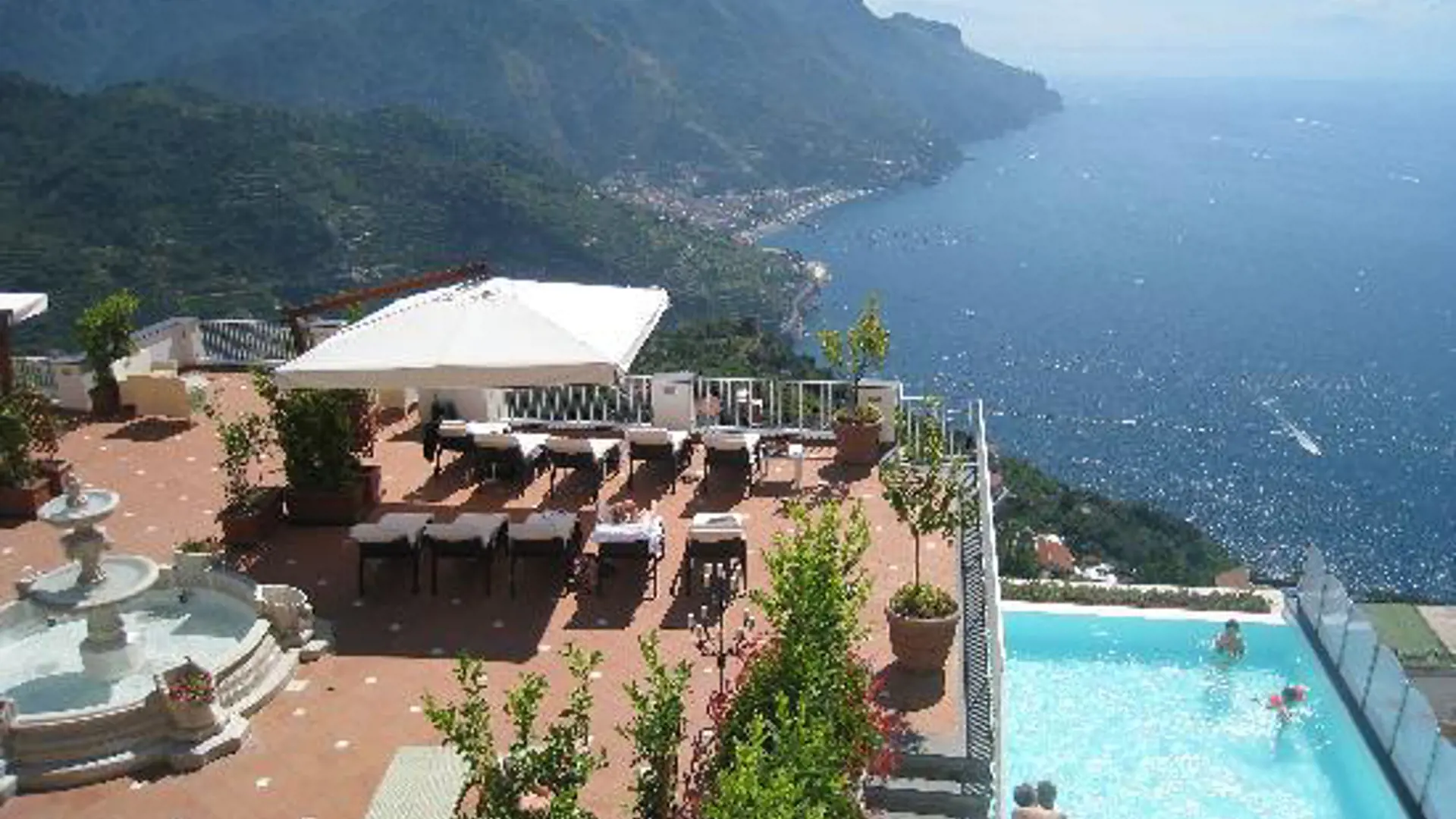 Hotel Villa Fraulo har terrasse og pool med en fantastisk udsigt