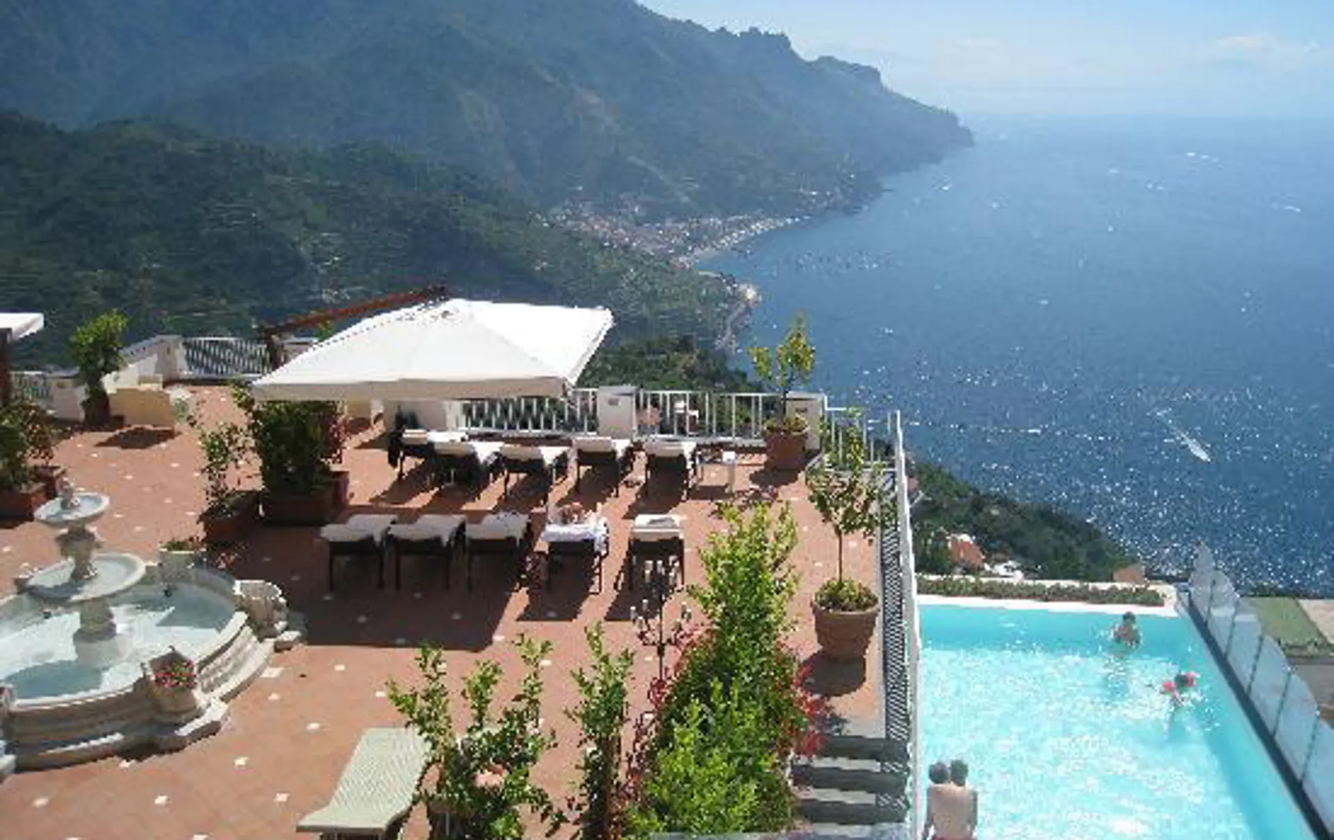 Hotel Villa Fraulo har terrasse og pool med en fantastisk udsigt