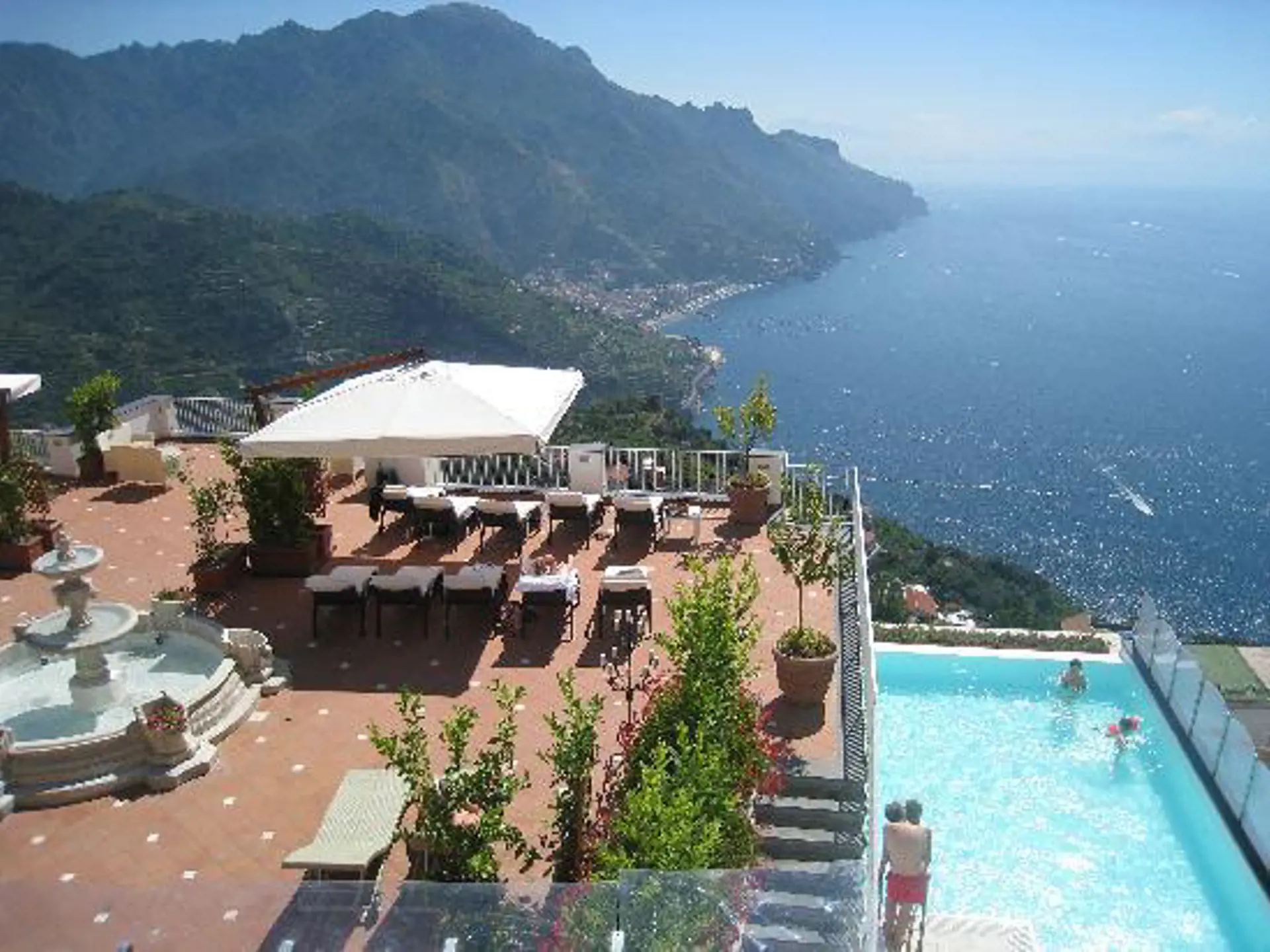 Hotel Villa Fraulo har terrasse og pool med en fantastisk udsigt