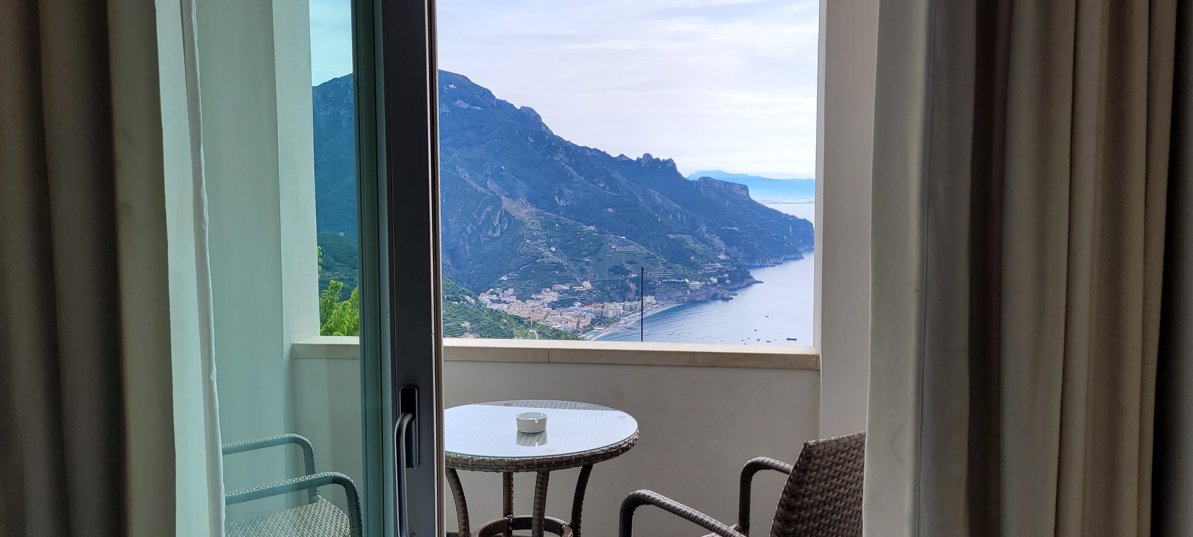 Værelset har balkon og udsigt