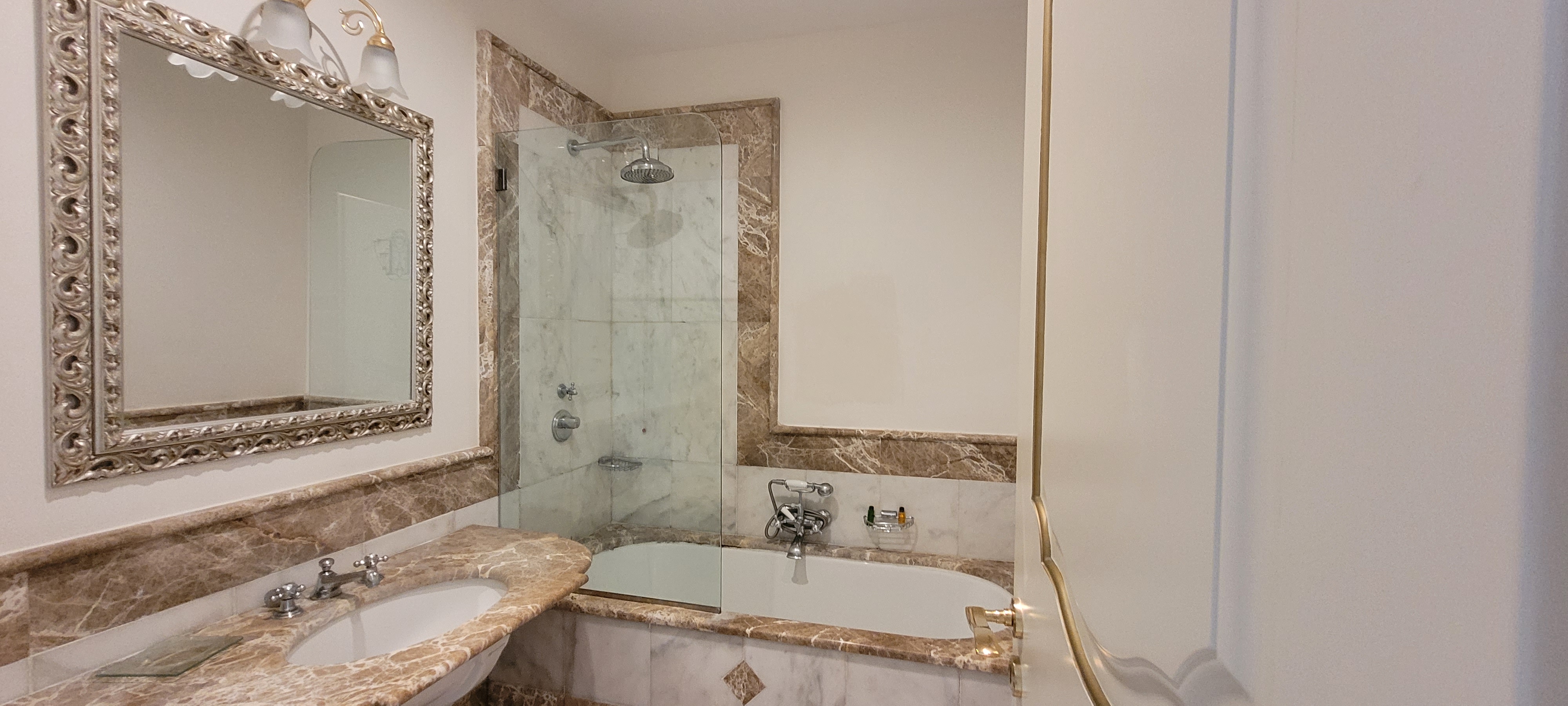 Og så er der flotte badeværelser på Hotel Villa Fraulo