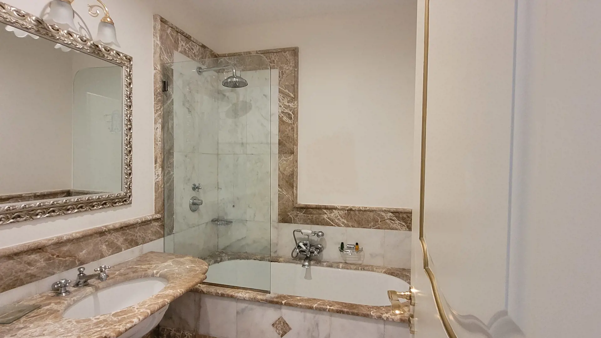 Og så er der flotte badeværelser på Hotel Villa Fraulo