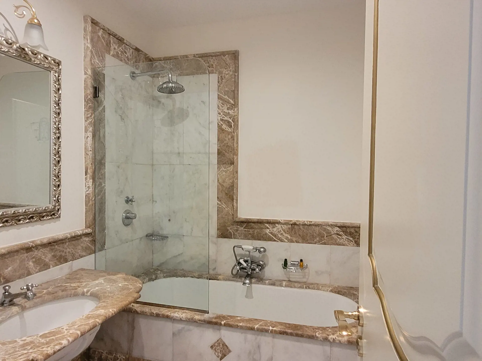 Og så er der flotte badeværelser på Hotel Villa Fraulo