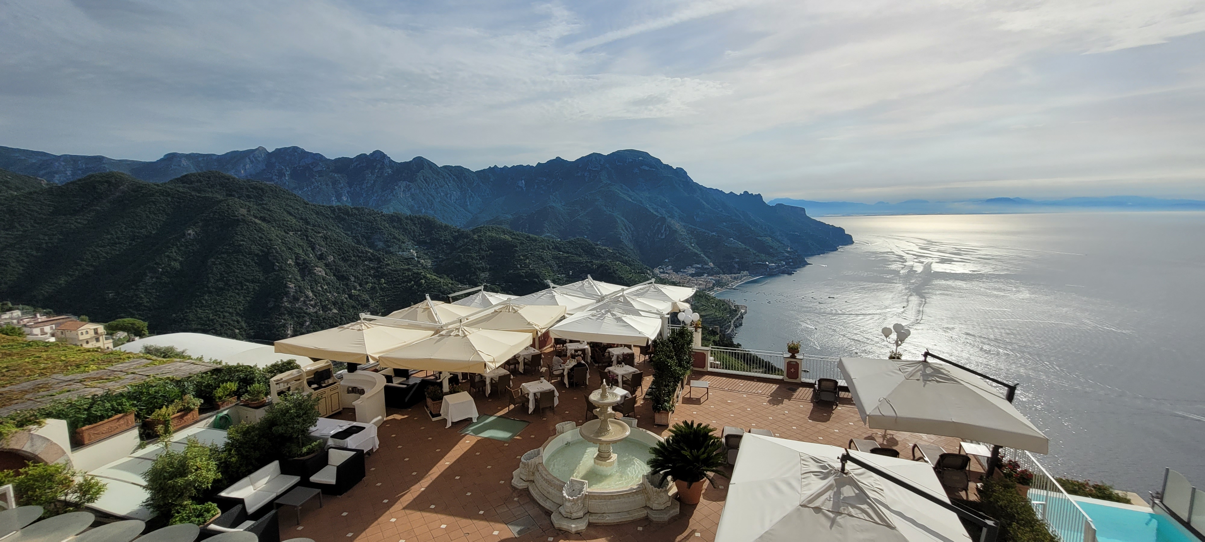 Nyd solnedgangen på Hotel Villa Fraulo's terrasse