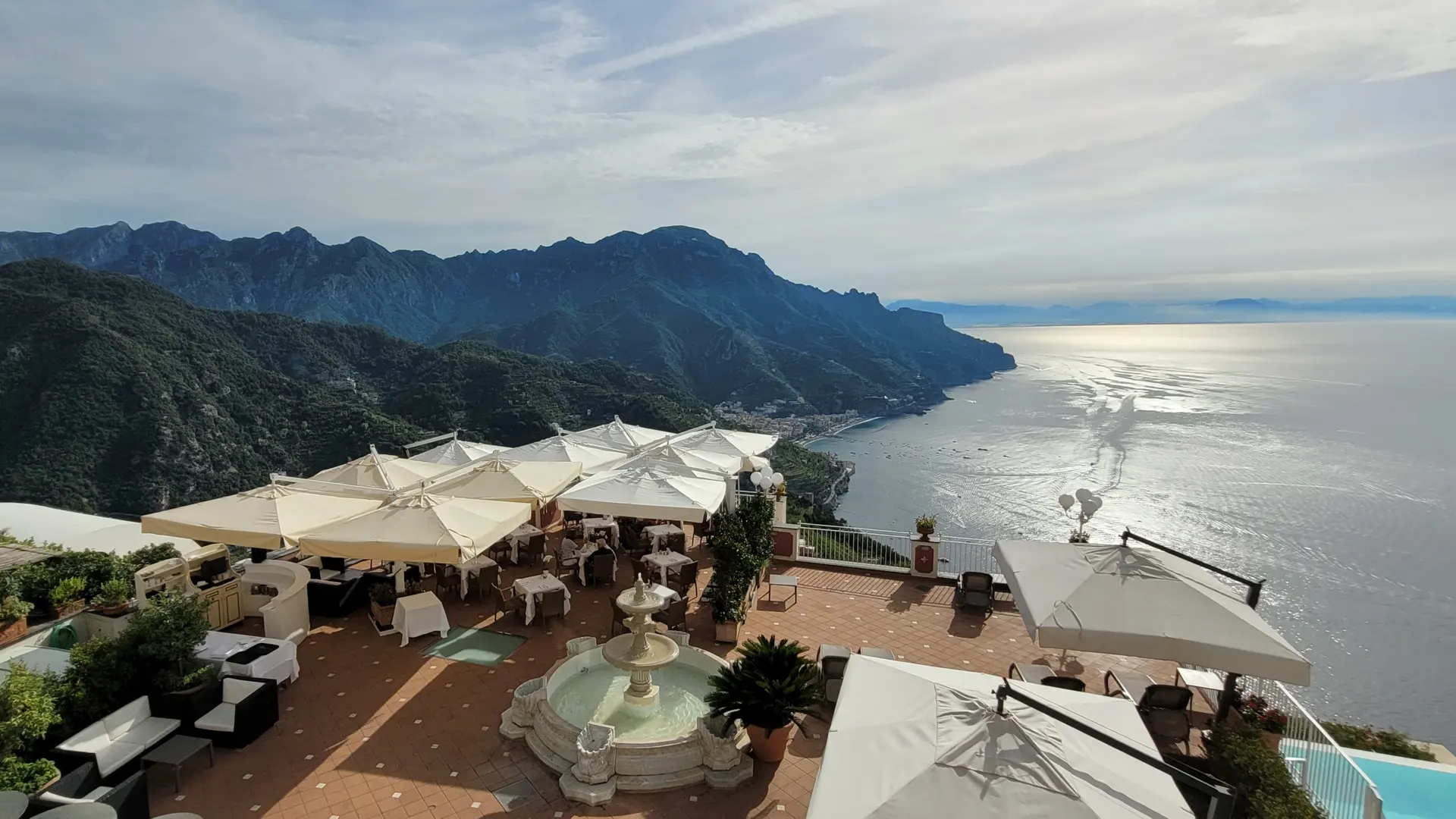 Nyd solnedgangen på Hotel Villa Fraulo's terrasse