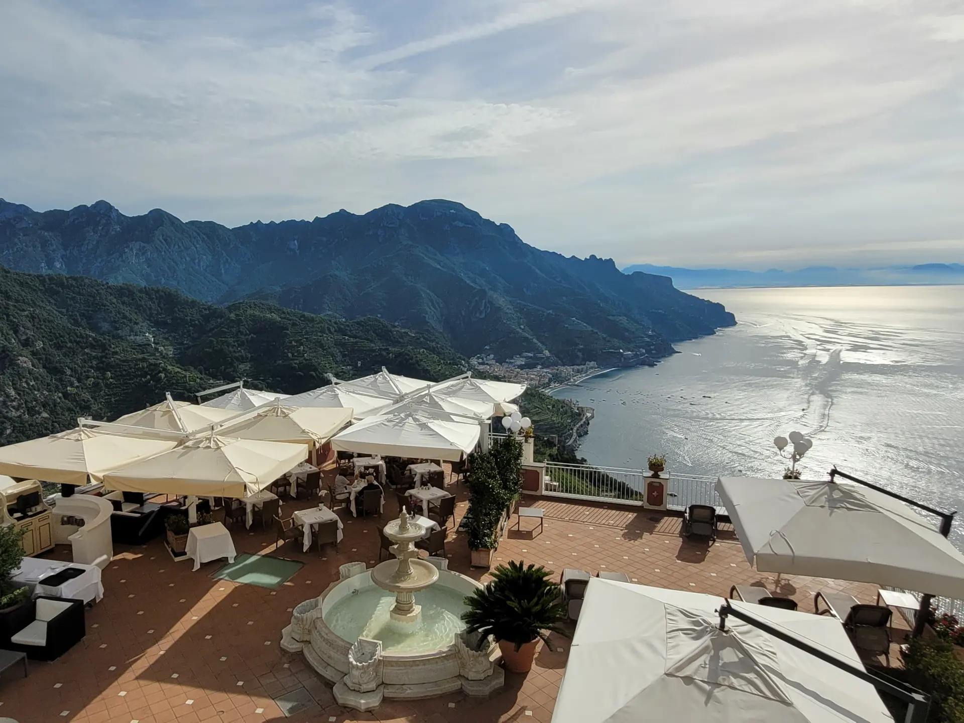 Nyd solnedgangen på Hotel Villa Fraulo's terrasse