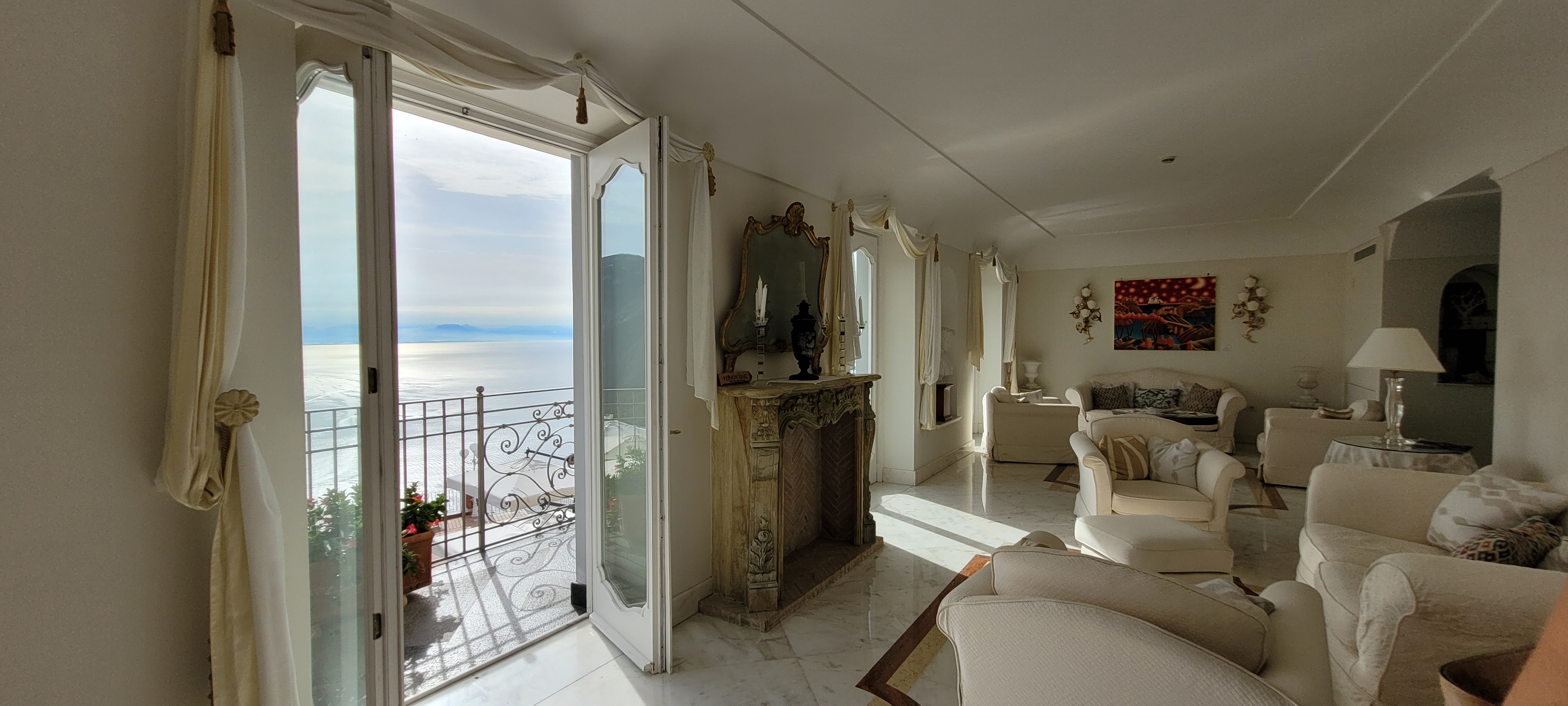 Receptionen på det historiske Hotel Villa Fraulo