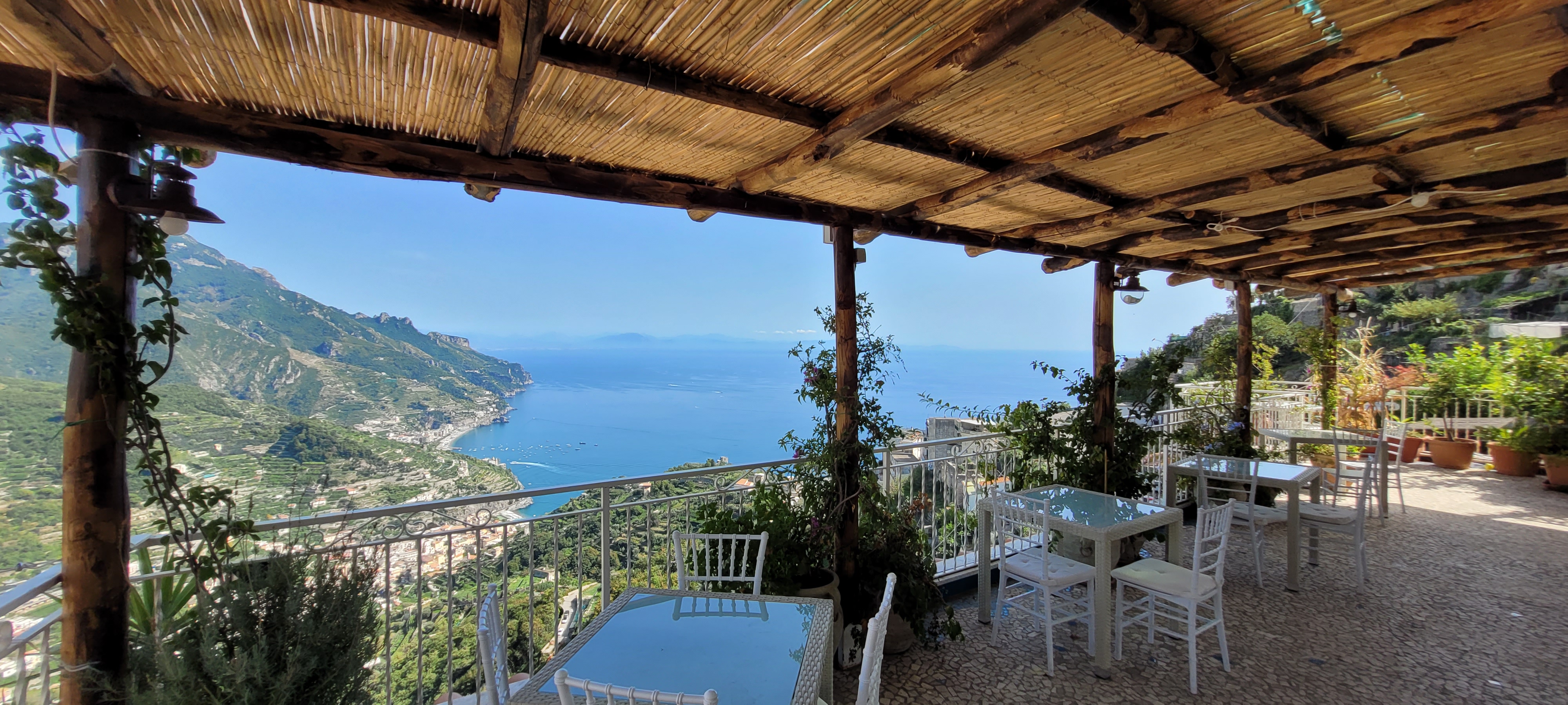 Der er terrasser i flere niveauer på Hotel Bonadies