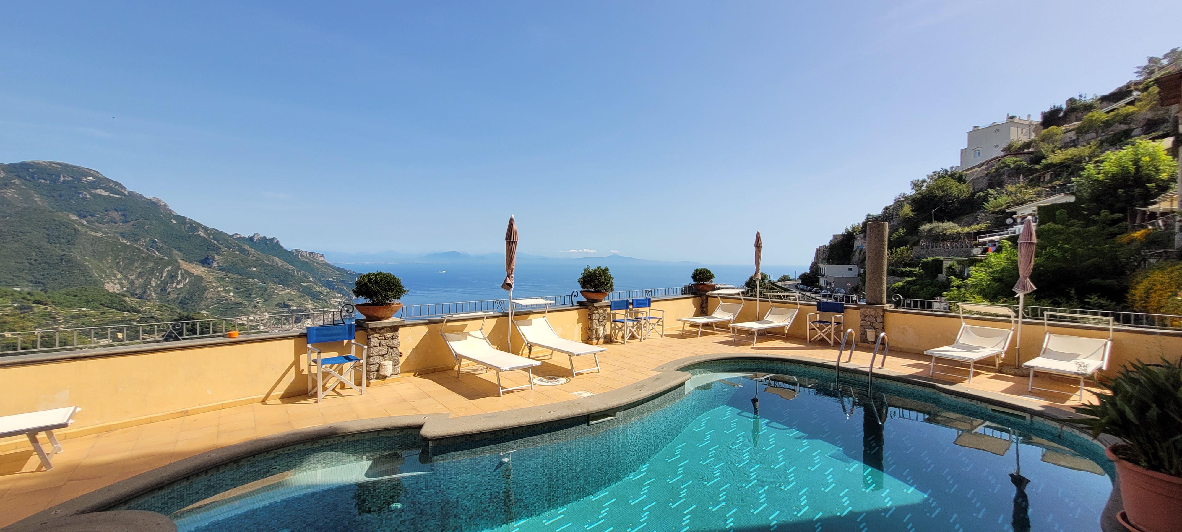 Hotel Bonadies har pool med udsigt