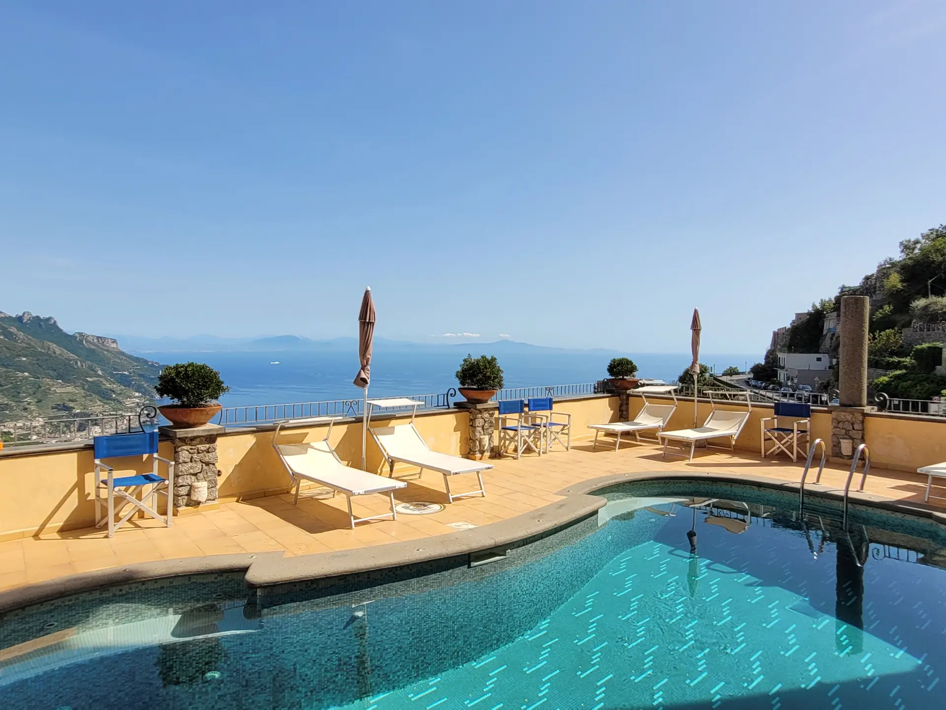 Hotel Bonadies har pool med udsigt