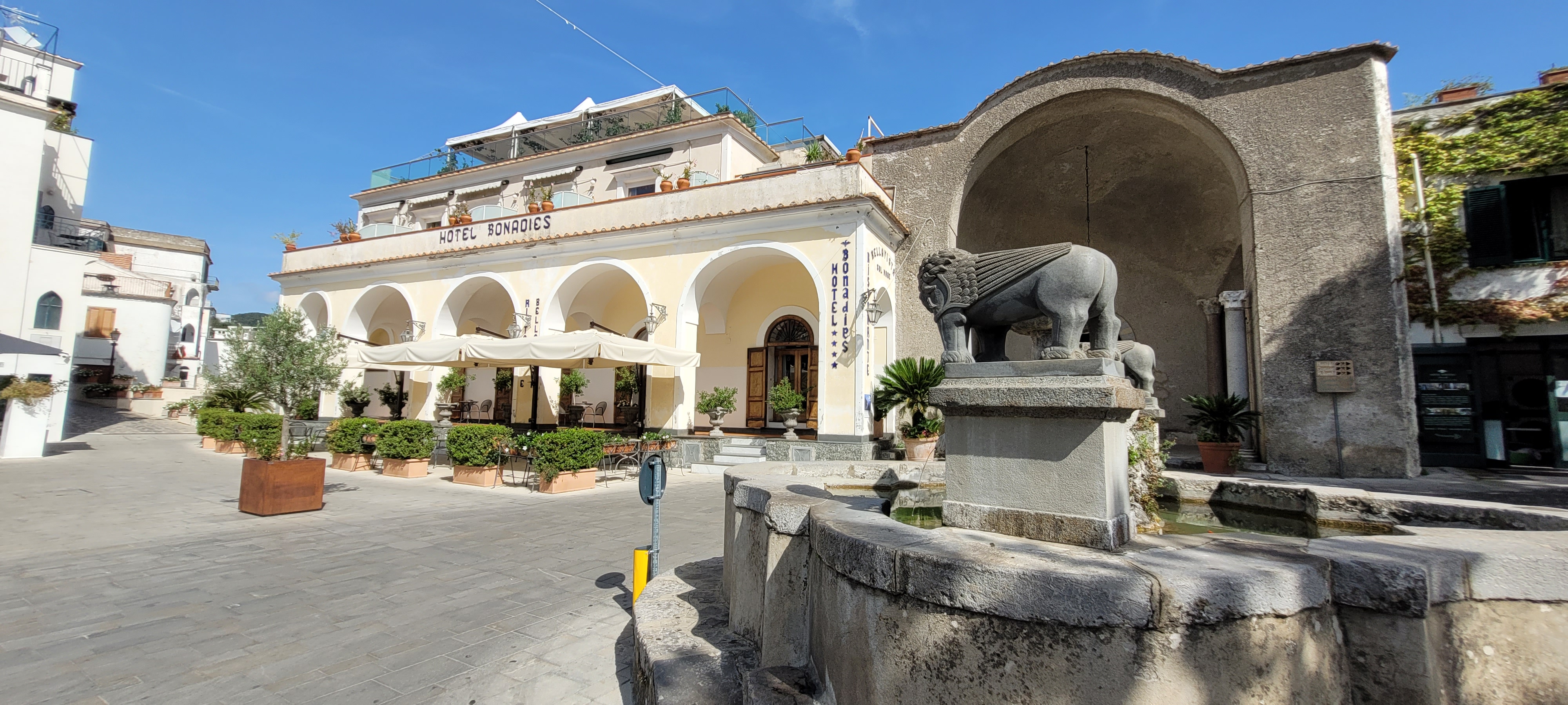 Hotel Bonadies ligger ved en torveplads i Ravello