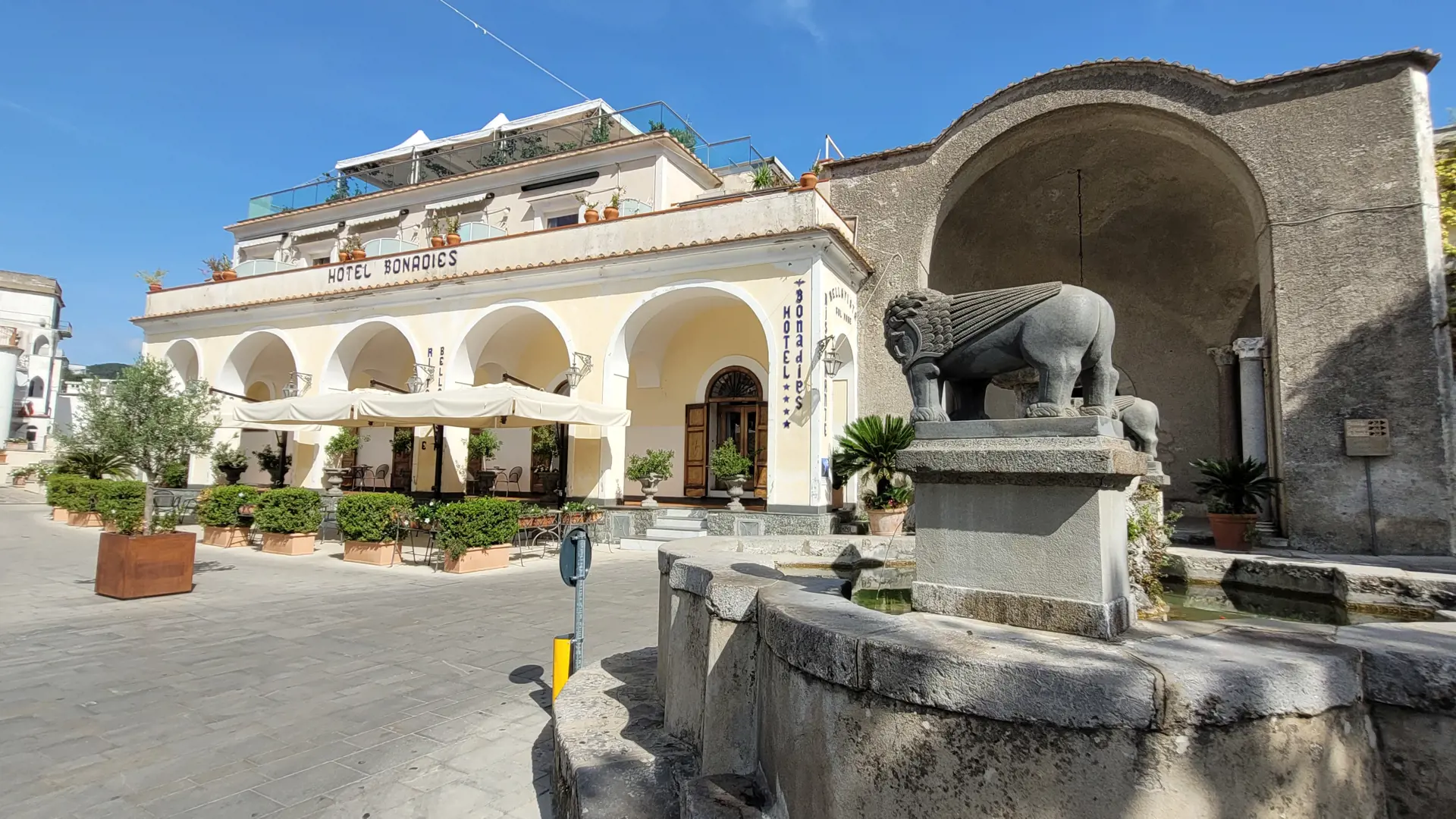Hotel Bonadies ligger ved en torveplads i Ravello