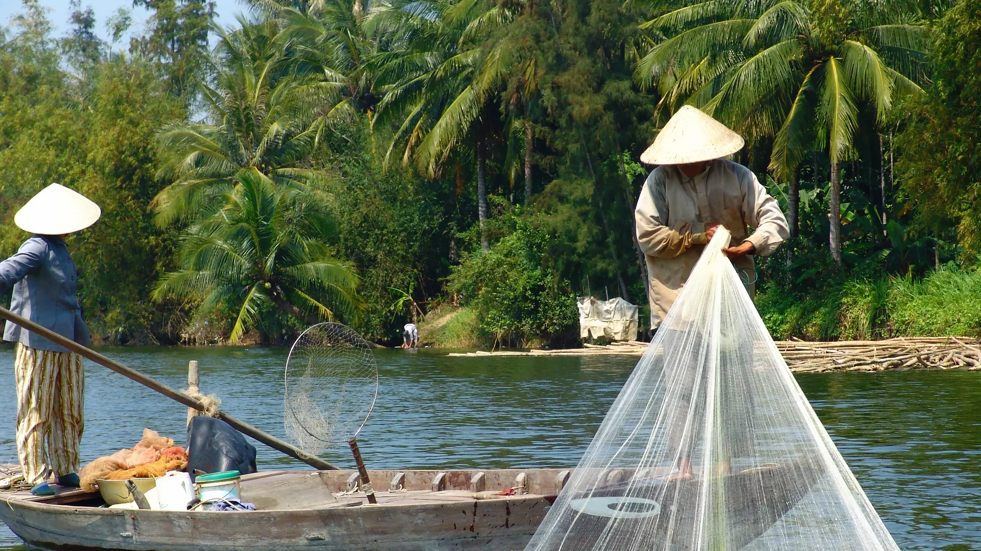 HOI AN - Fiskere på arbejde på floden i Hoi An, Check Point Travel