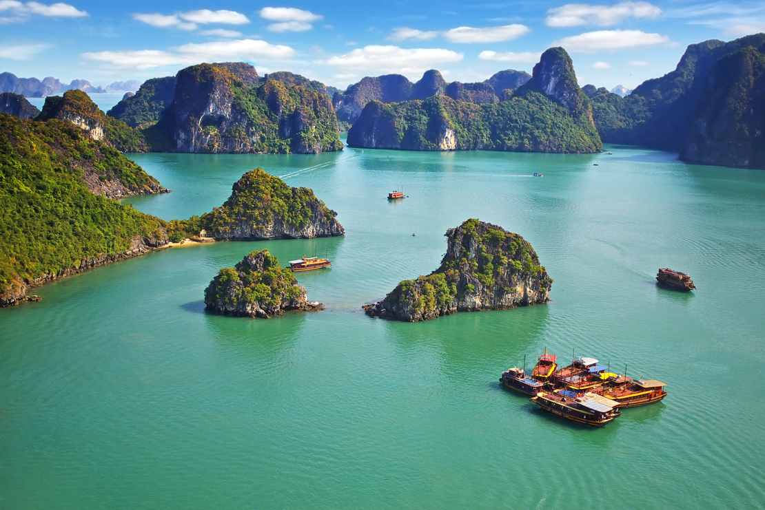 Ha Long Bay - Denne bugt er et af de smukkeste naturområder i Vietnam. I sejler med junke rundt mellem hundredvis af kalkstensbjerge og overnatter ombord i private kahytter, Check Point Travel