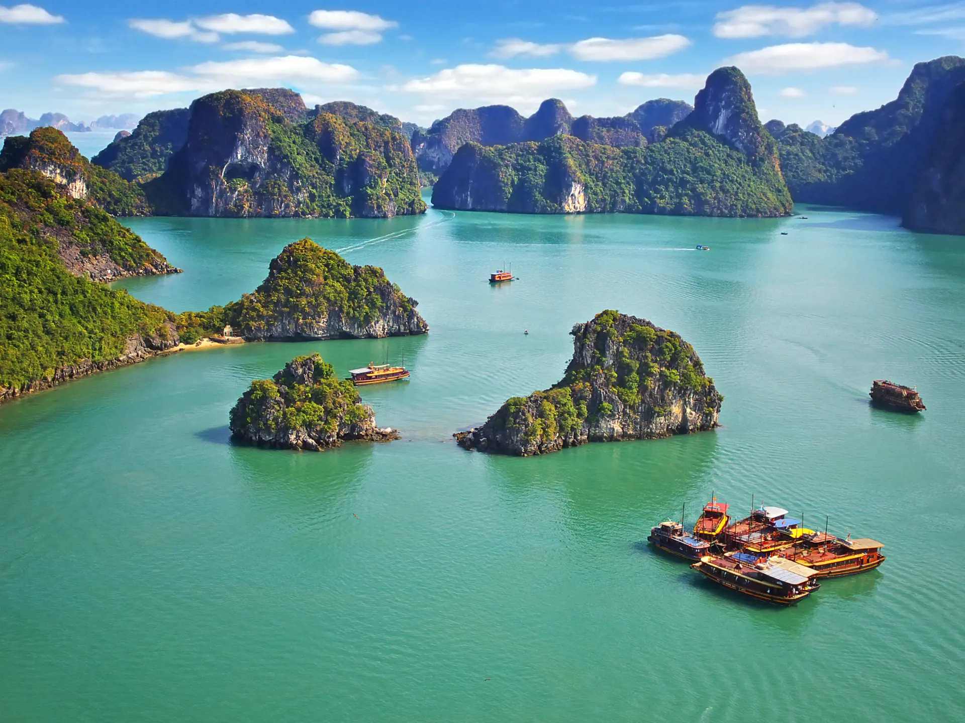 Ha Long Bay - Denne bugt er et af de smukkeste naturområder i Vietnam. I sejler med junke rundt mellem hundredvis af kalkstensbjerge og overnatter ombord i private kahytter, Check Point Travel
