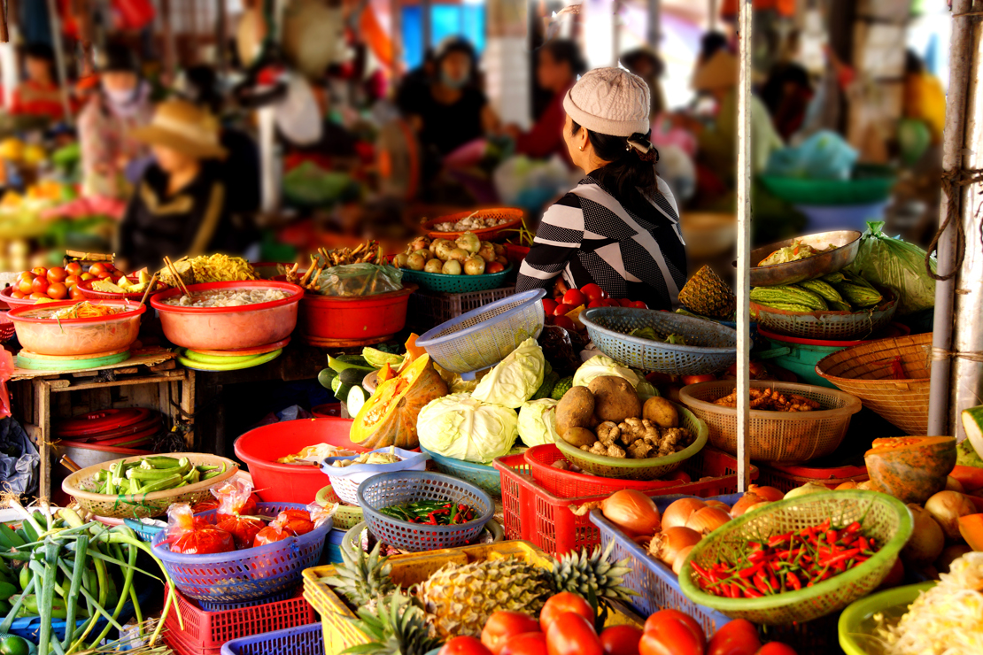 HOI AN - Besøg det lokale marked i Hoi An, hvor boderne bugner af grøntsager, frugt og friskfanget fisk, Check Point Travel