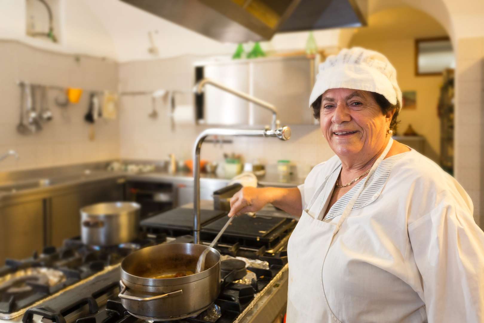 Det er Gennaros mor og faster, der styrer køkkenet. Og det gør de GODT!