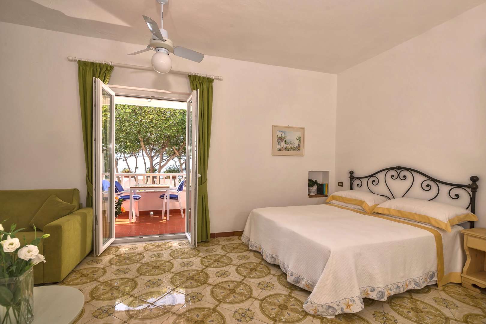 I bor som udgangspunkt på et hyggeligt værelse med veranda. Stilen er klassisk italiensk. Man kan opgradere og få havudsigt.