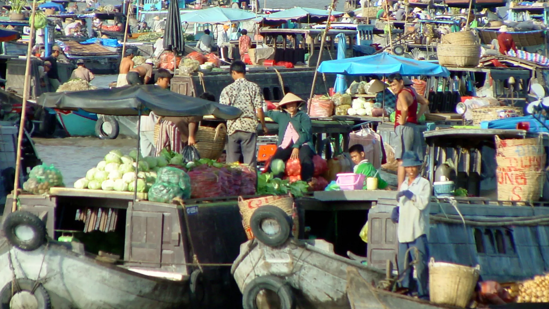 FLYDENDE MARKED - Det flydende marked i Cai Rang er det største af sin art i Sydøstasien, Check Point Travel