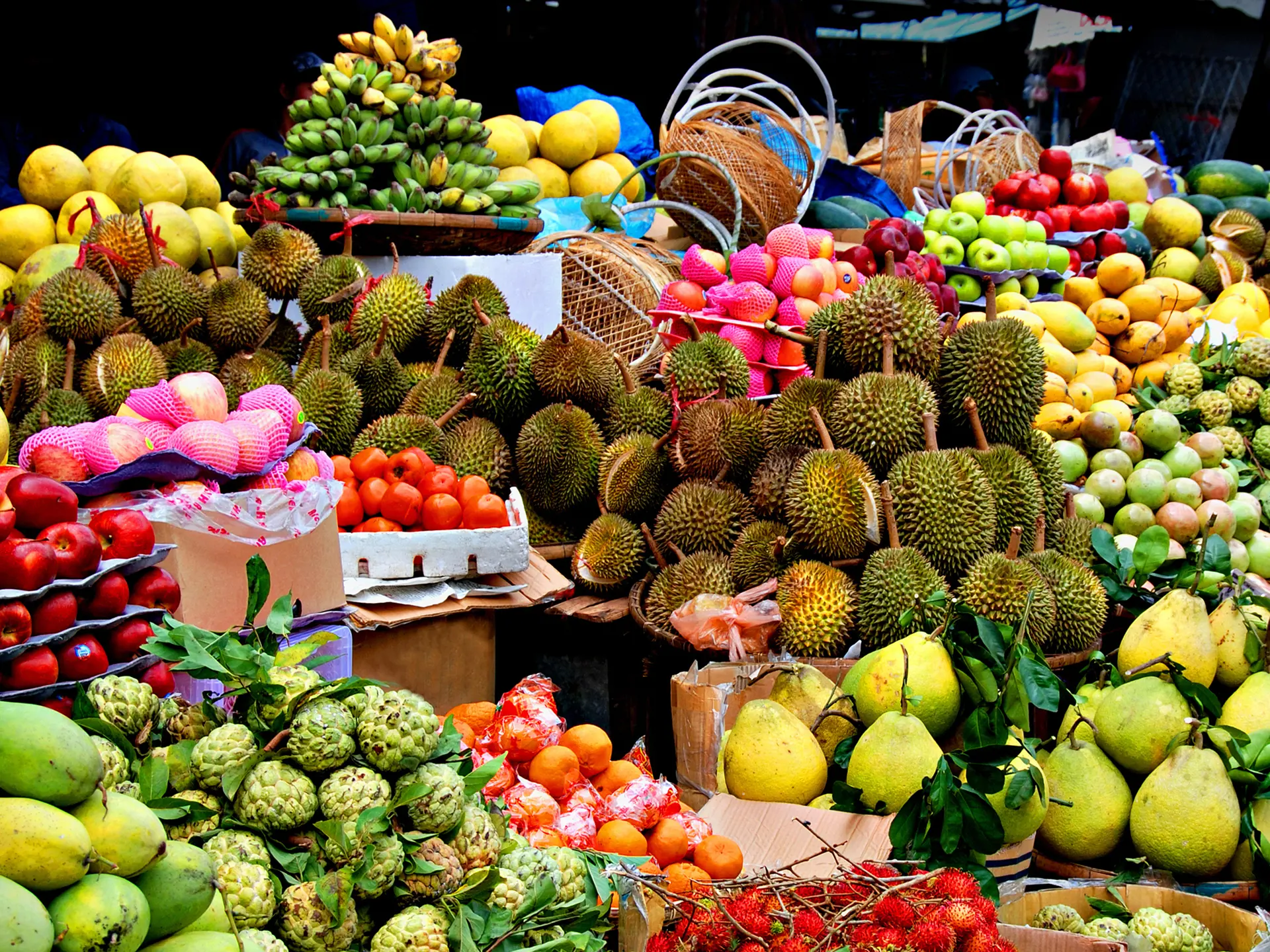 Vietnam_Asian market exotic fruits_49865191.jpg