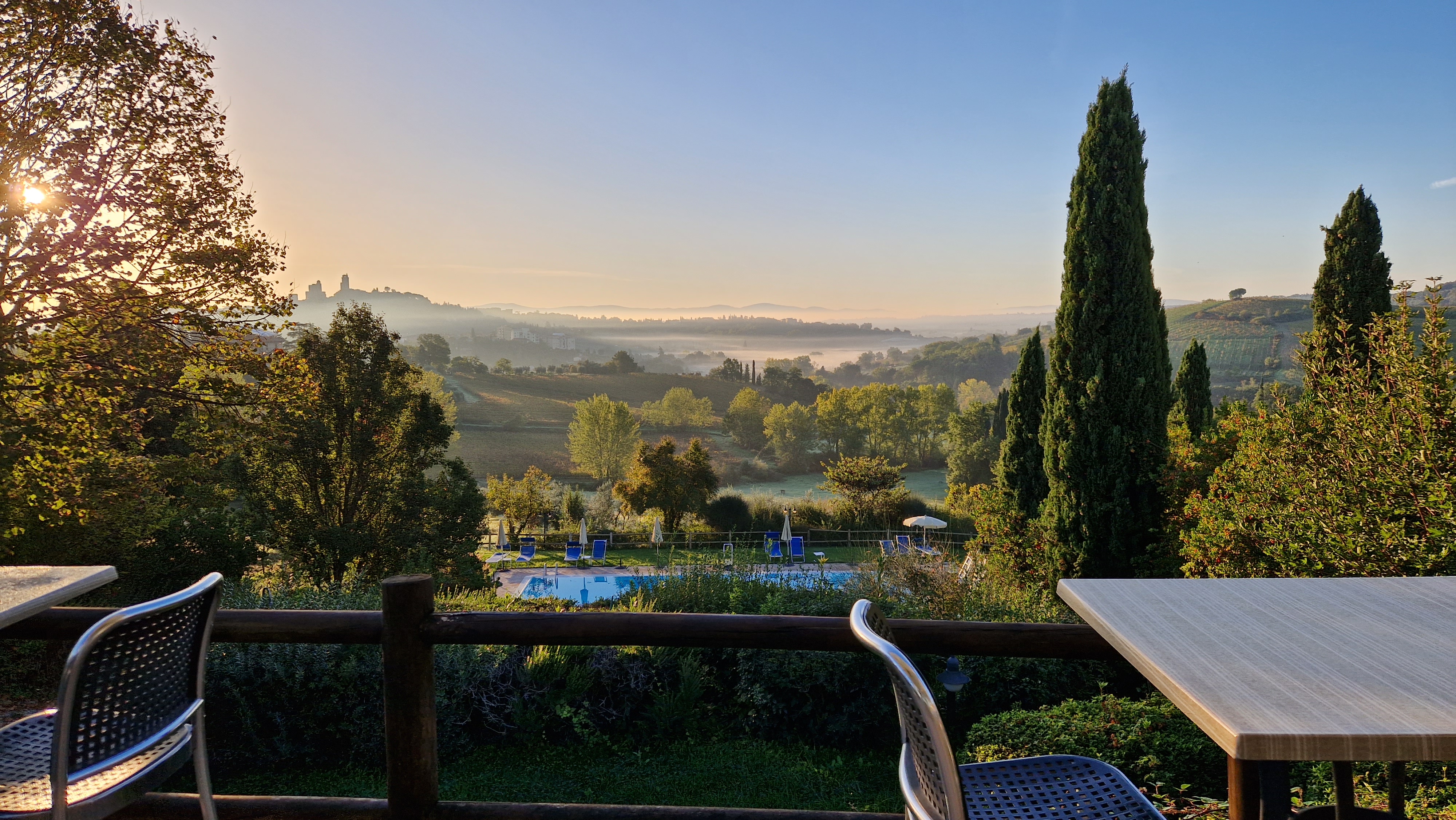 Der er flot udsigt fra terrassen på Hotel Villa Ducci.