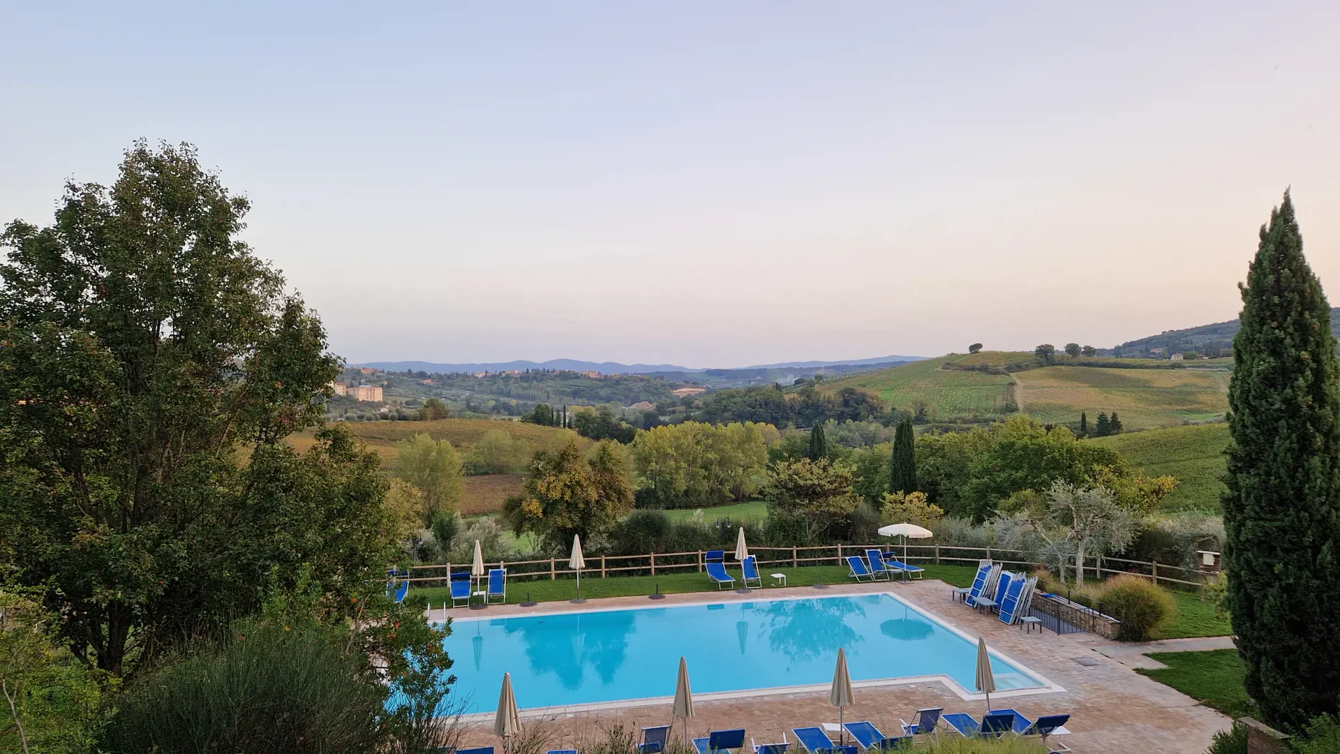 Fra poolen på Villa Ducci er der himmelsk udsigt.