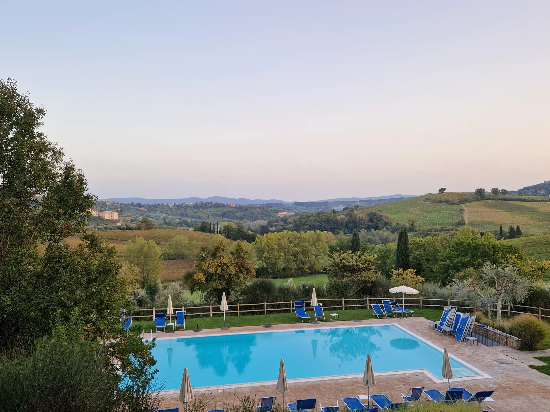 Fra poolen på Villa Ducci er der himmelsk udsigt.