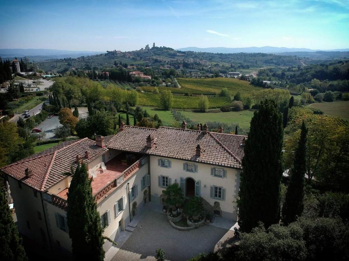 Jeres hotel i Toscana ligger lidt uden for San Gimignano og har den fineste udsigt mod byen.