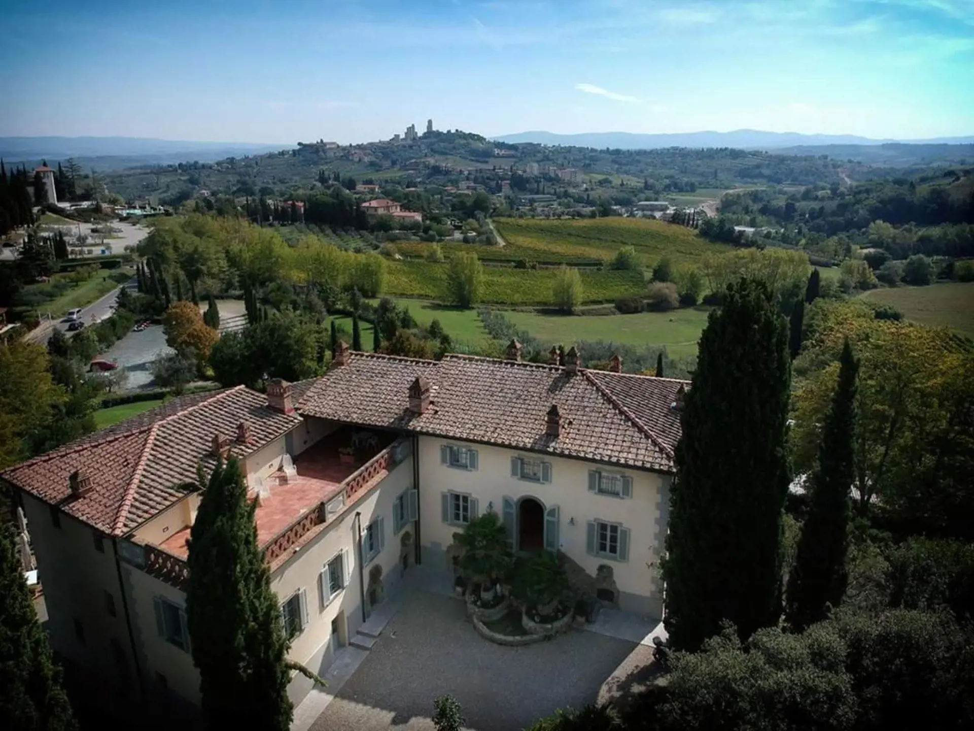 Jeres hotel i Toscana ligger lidt uden for San Gimignano og har den fineste udsigt mod byen.