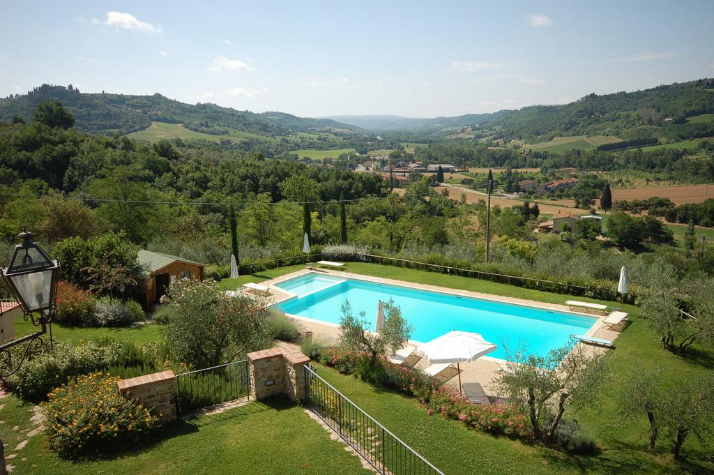 Jeres hotel i Toscana har den dejligste pool med udsigt.