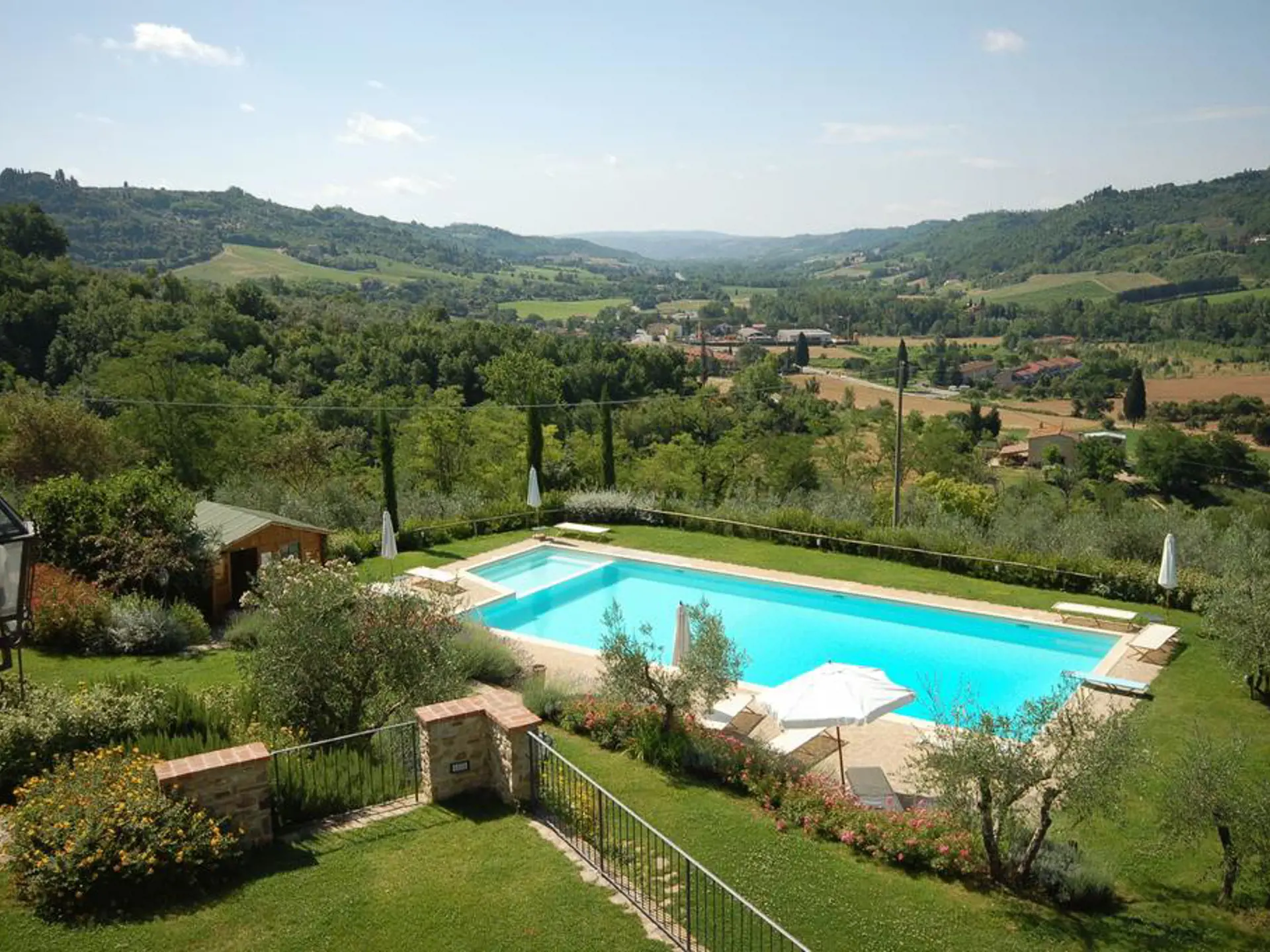 Jeres hotel i Toscana har den dejligste pool med udsigt.