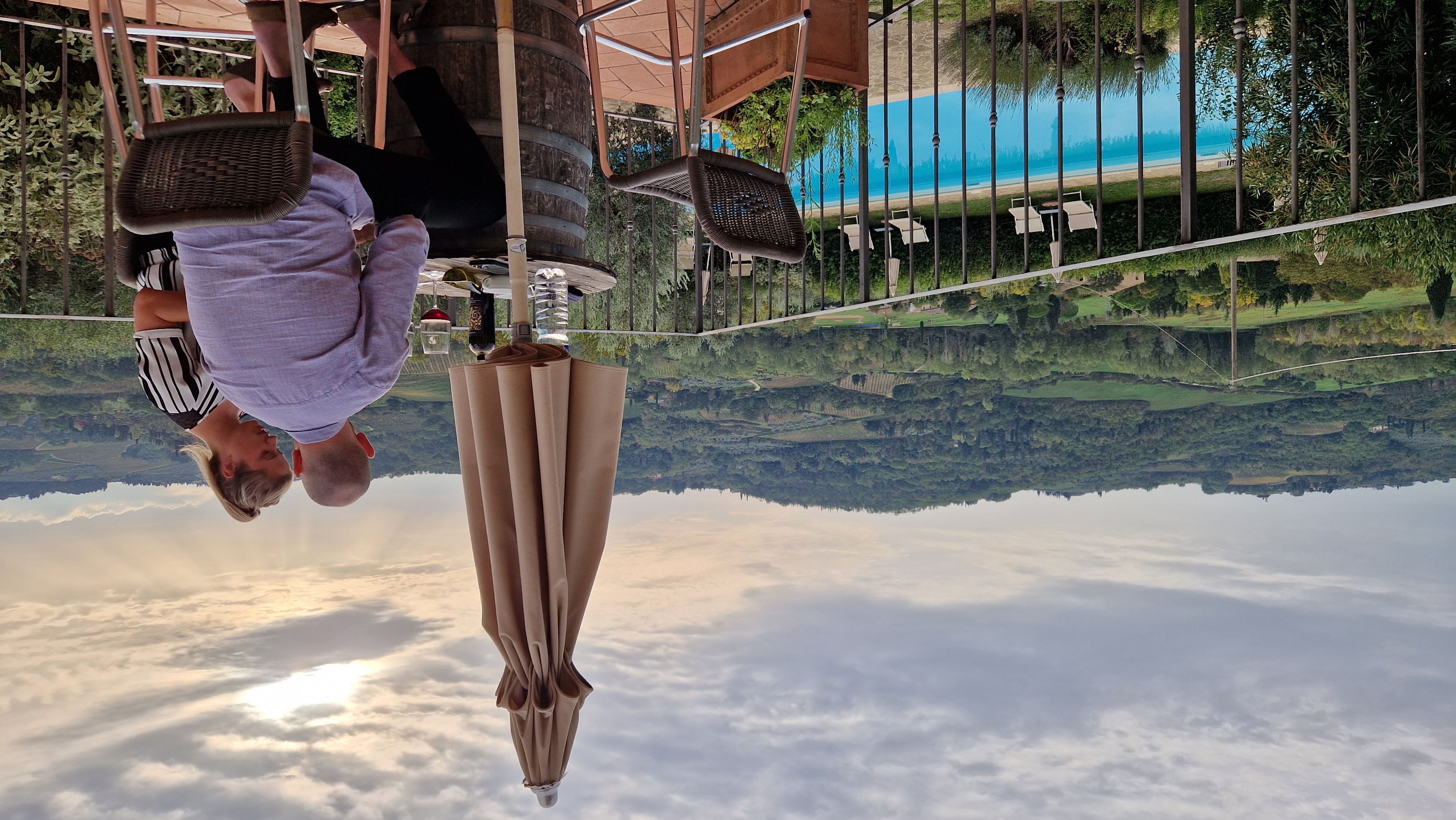 Hotellet har egen vinproduktion, og I kan nyde vinen med dejlig udsigt over landskabet.