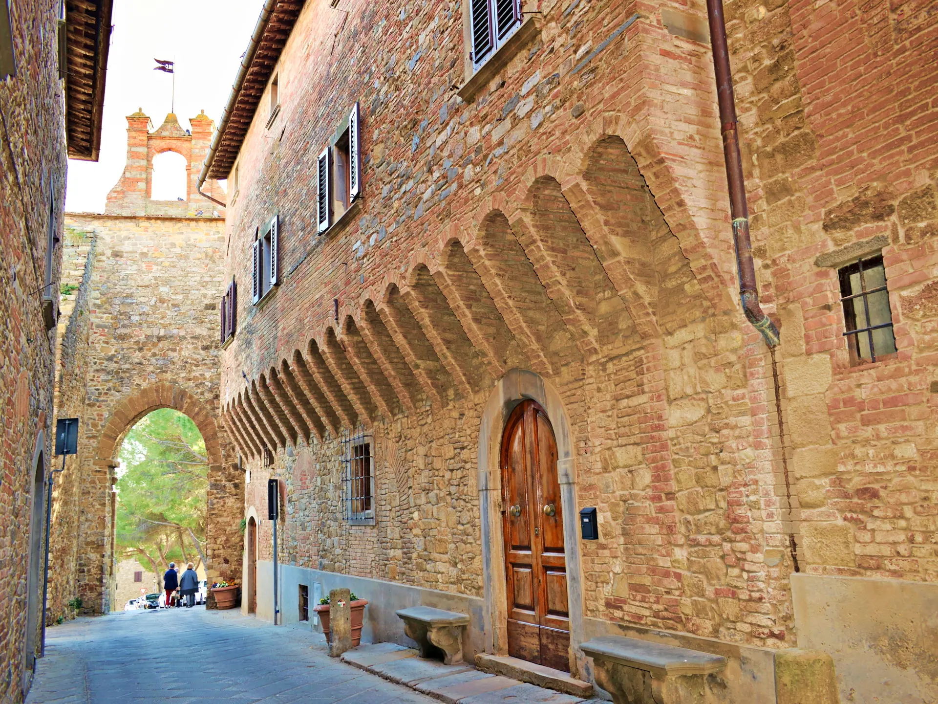 Et glimt af gaderne i den gamle middelalderby Barberino Val d'Elsa