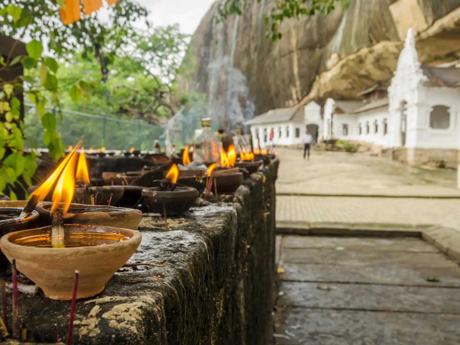 DAMBULA - klippehulerne gemmer på en buddhistisk kulturskat, man ikke må gå glip af, Check Point Travel