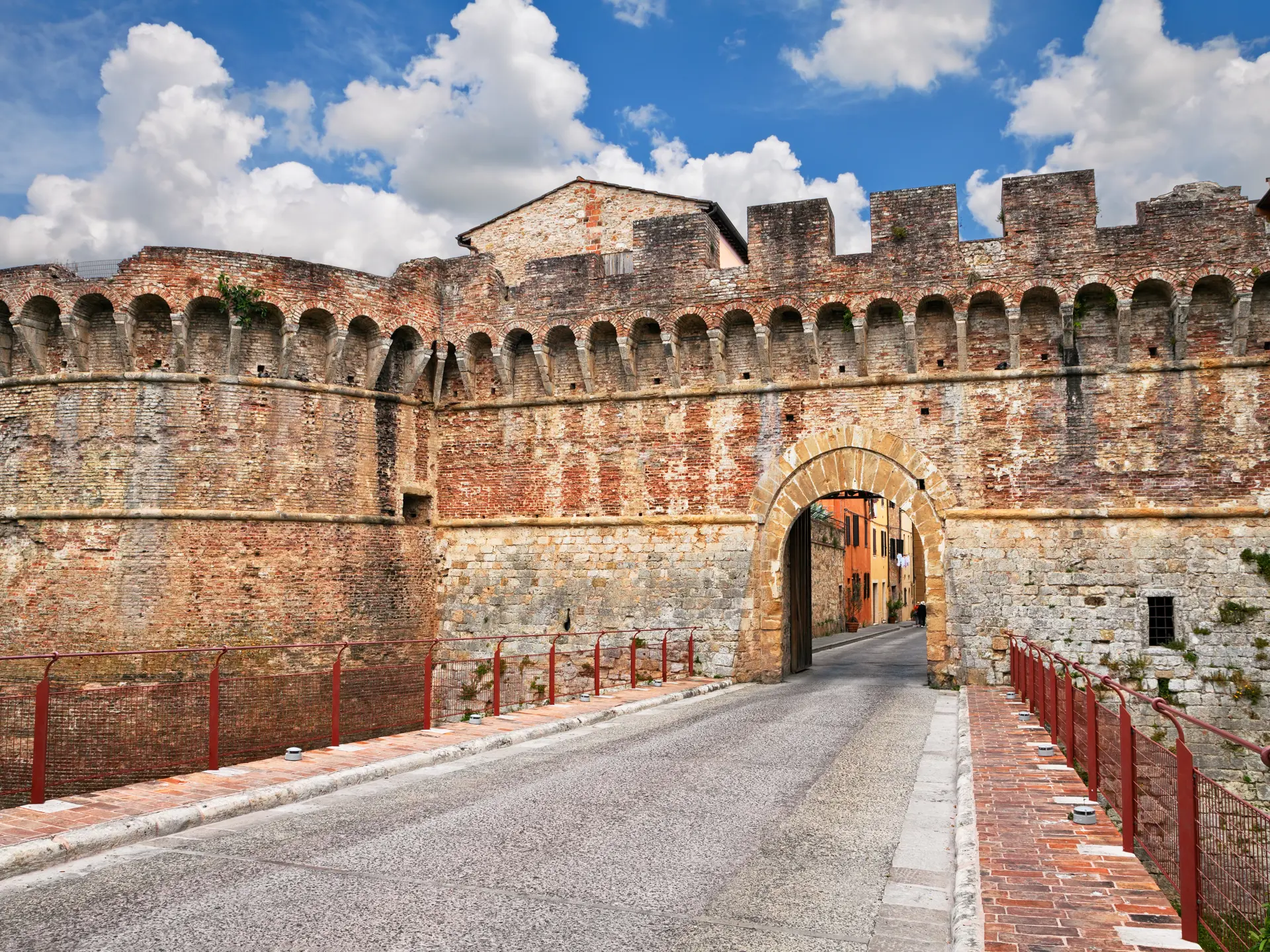 Porten ind til den gamle by Colle di Val D'Elsa