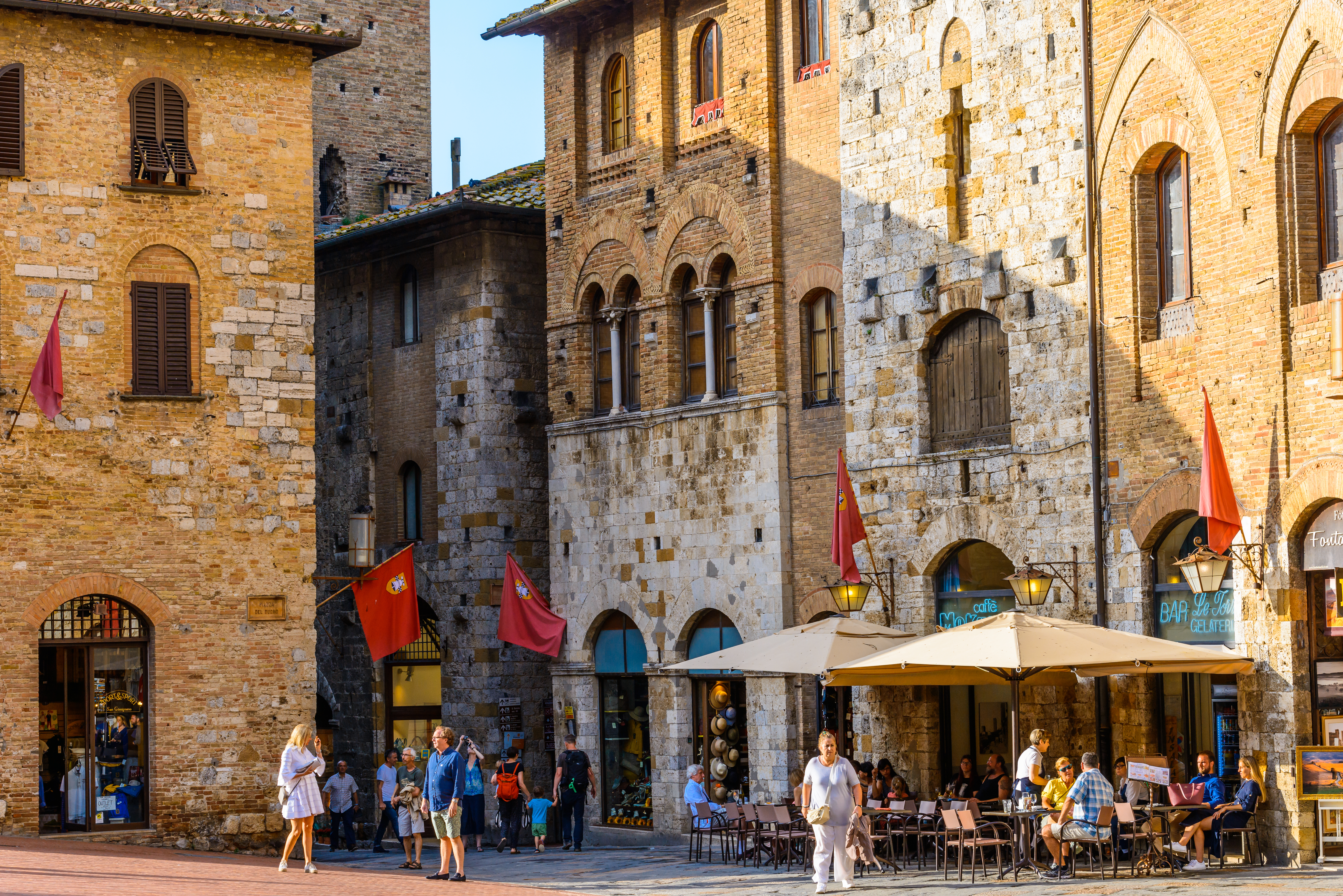 Hyggeligt gadeliv ved Piazza del Duomo i San Gimignano