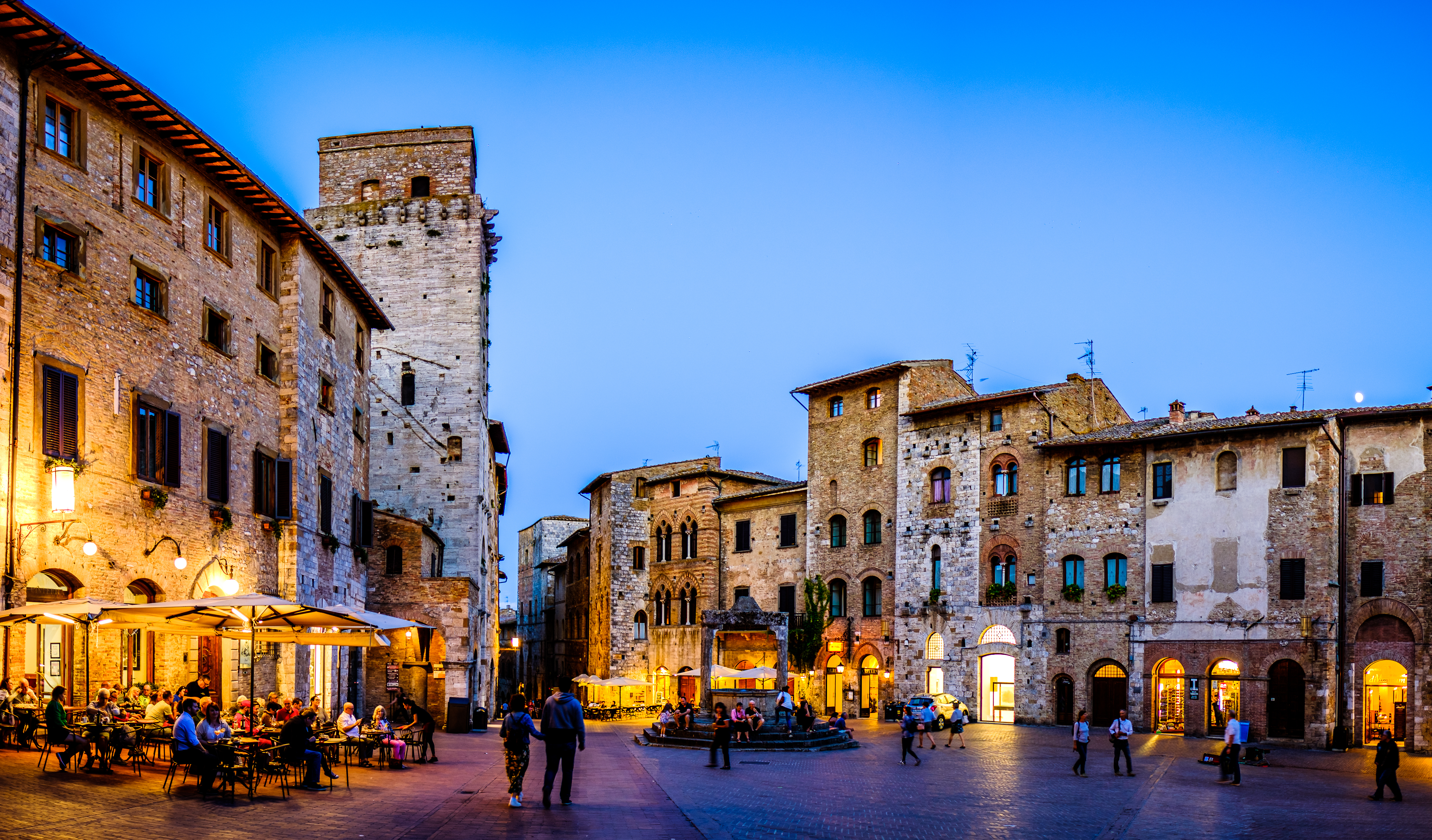 Piazza della Cisterna i San Gimignano, som er nærmeste by under jeres ophold i Toscana.